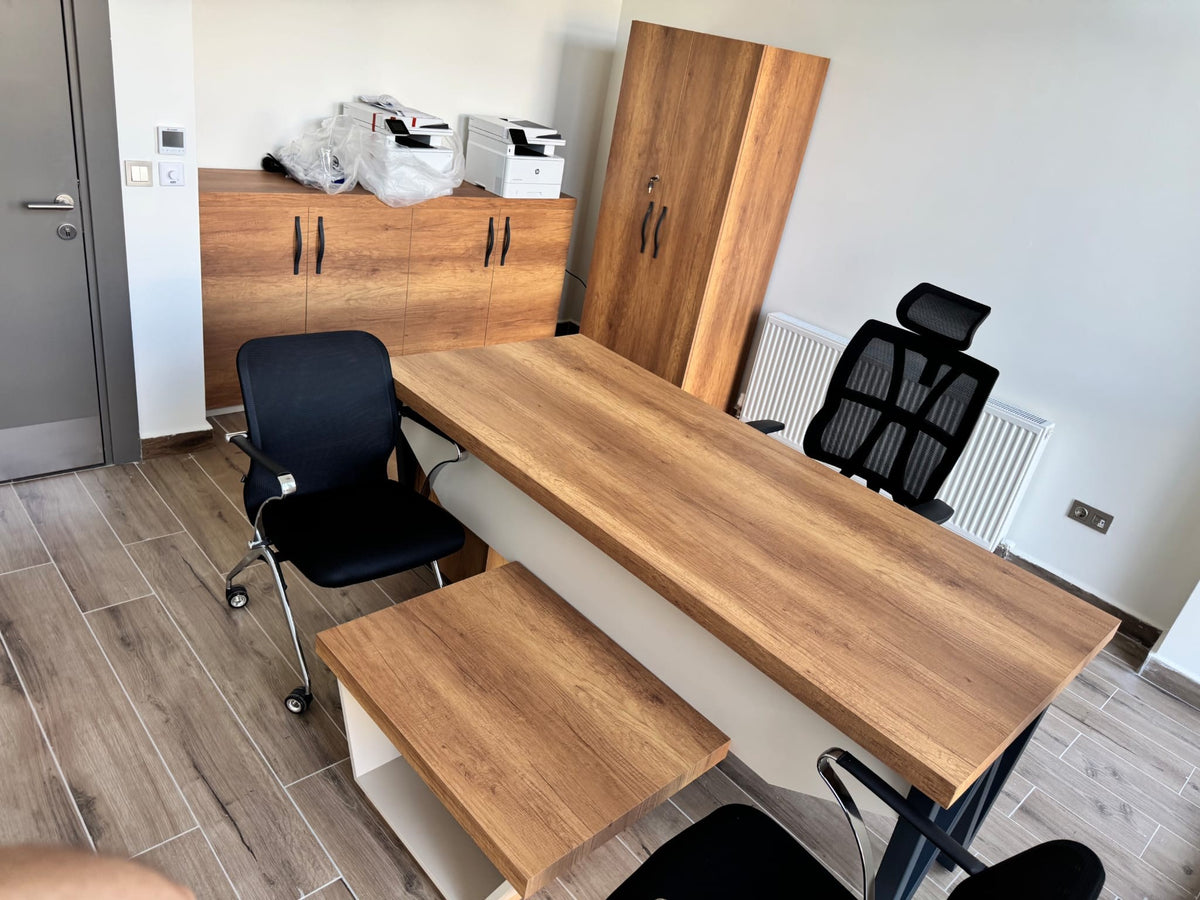 İstanbul Ofis Mobilya Dudullu OSB okul projesi için ahşap görünümlü çalışma masası ve siyah ofis koltukları