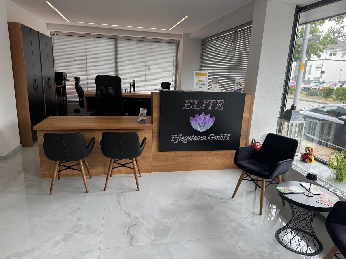 İstanbul Ofis Mobilya tasarımı modern ahşap resepsiyon bankosu ve siyah ofis sandalyeleri ile şık bir ofis girişi