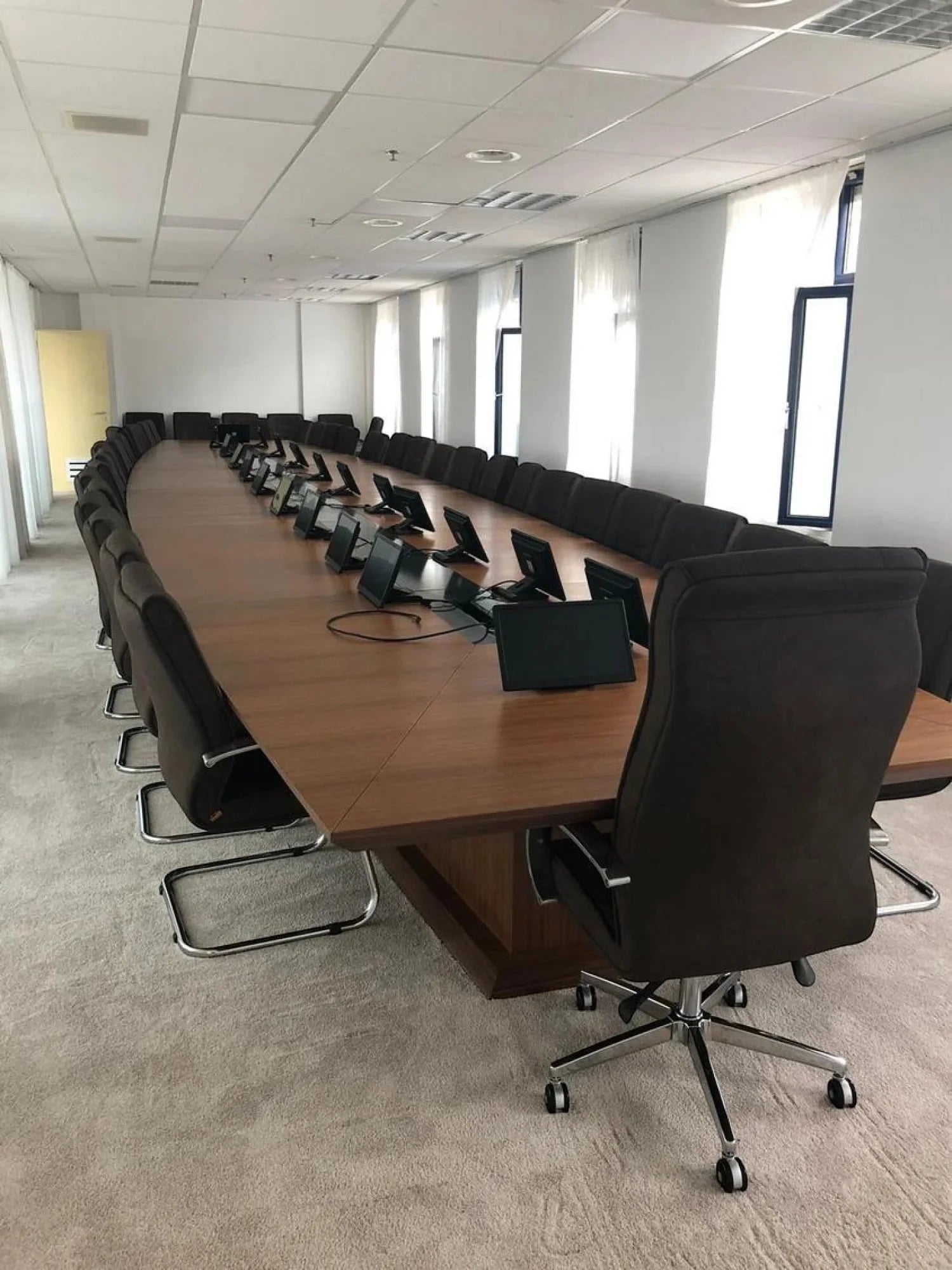 İstanbul Ofis Mobilya ceviz kaplama masif ahşap geniş katılımlı modern toplantı masası ve ergonomik ofis sandalyeleri