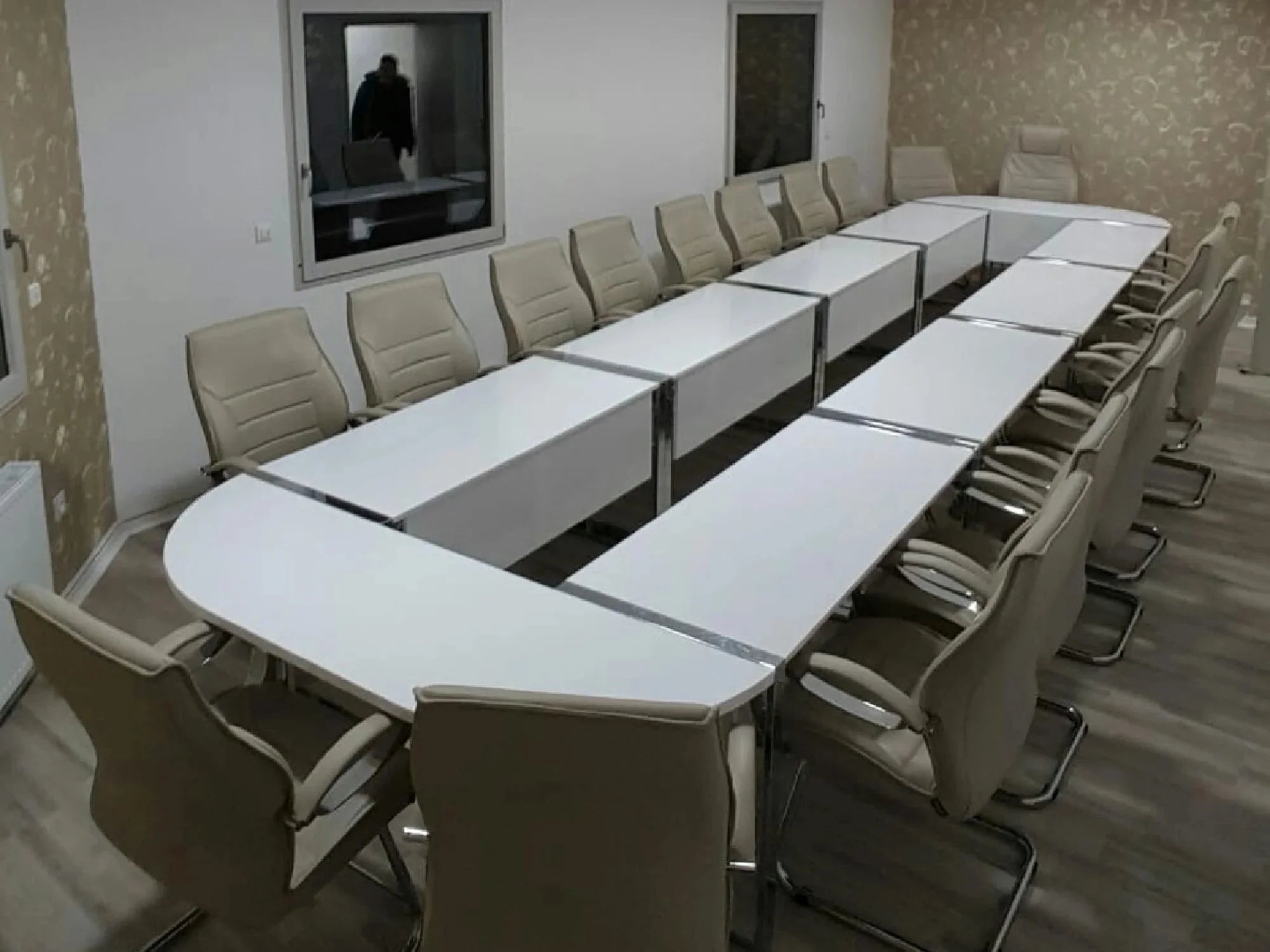 İstanbul Ofis Mobilya beyaz geniş U tipi toplantı masası ve bej deri ofis sandalyeleri ile modern toplantı odası