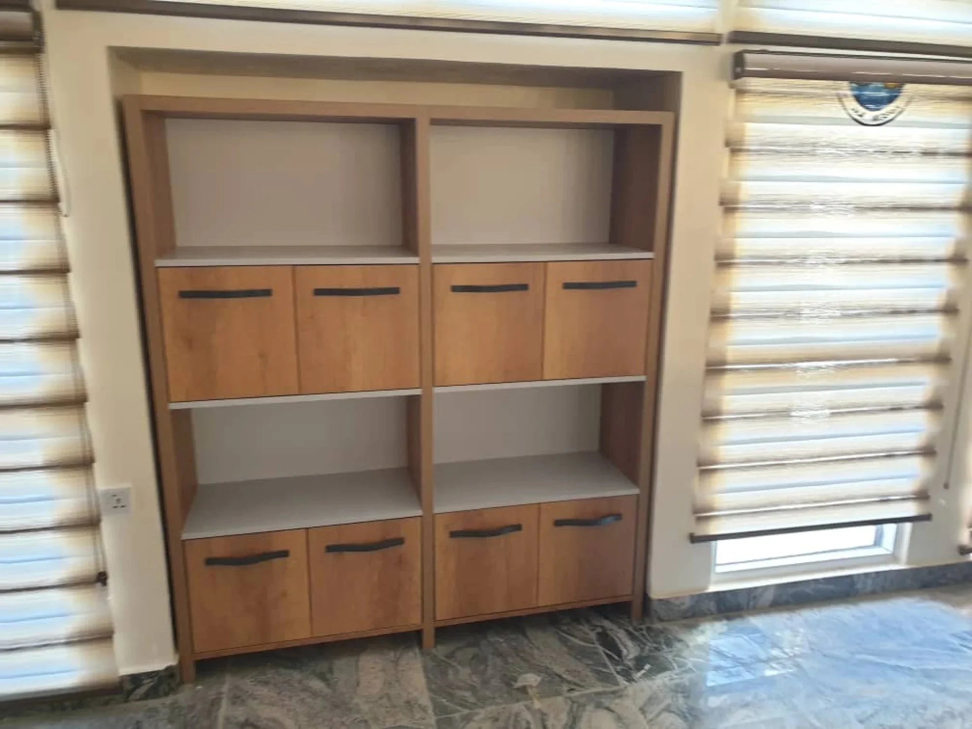 İstanbul Ofis Mobilya tasarımı, ahşap görünümlü, kapaklı ve raflı modern ofis depolama ünitesi ve kitaplık.