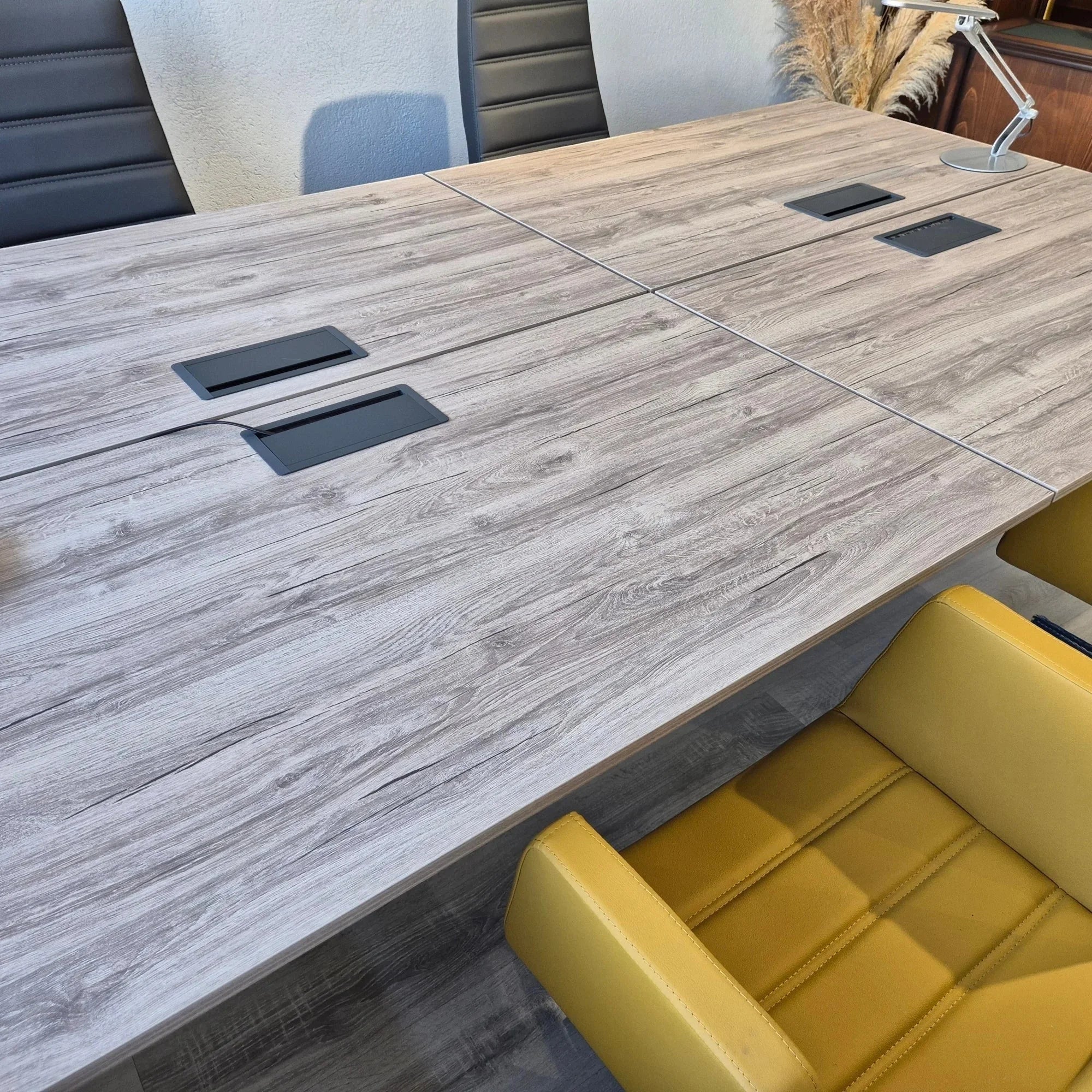 İstanbul Ofis Mobilya modern ahşap görünümlü, kablo kanallı 4'lü ofis çalışma masası ve ergonomik ofis sandalyeleri.