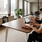 İstanbul Ofis Mobilya modern ahşap toplantı masası, beyaz metal ayaklı, ofis ortamında çalışan profesyonel ekip.