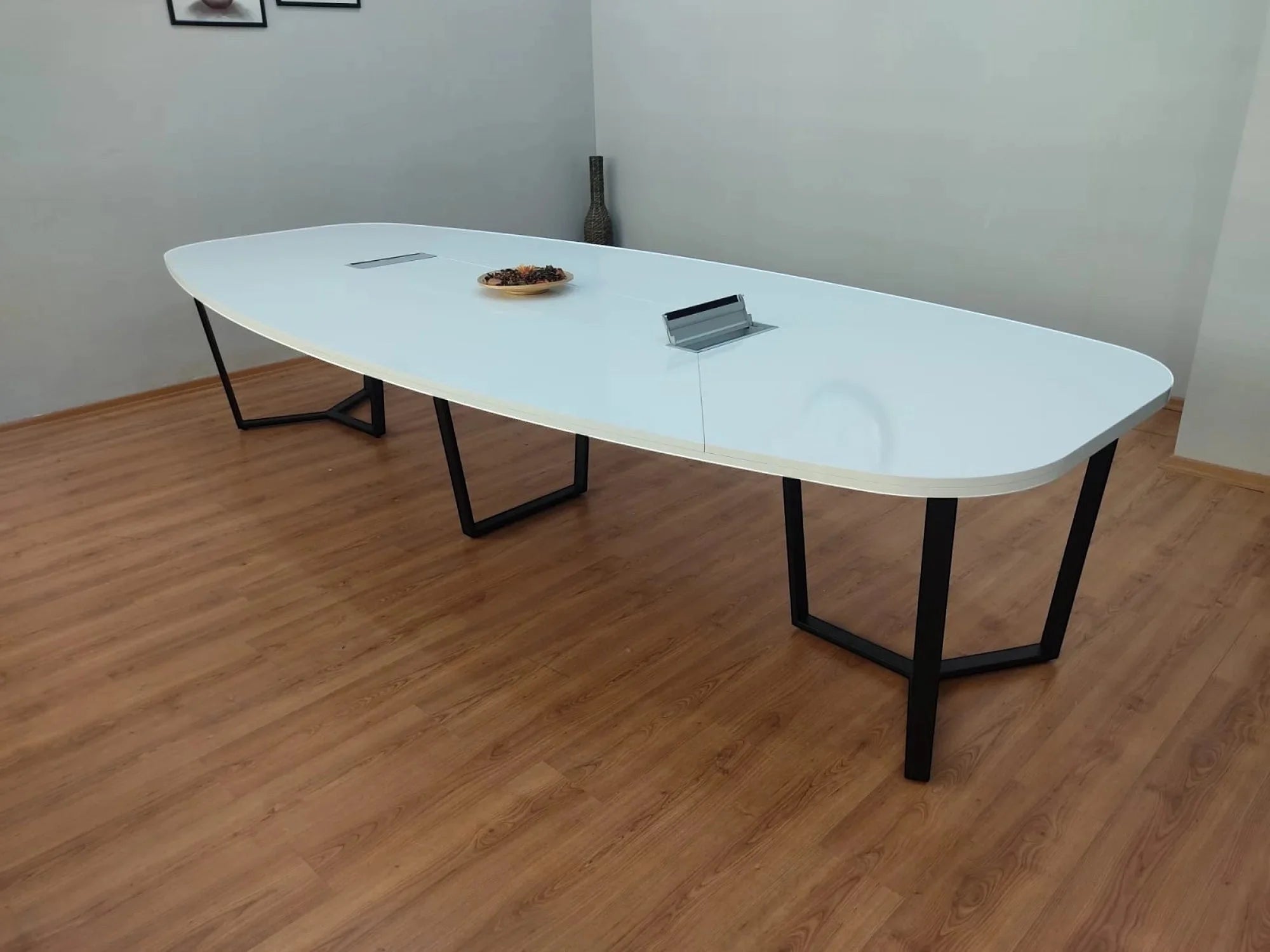 İstanbul Ofis Mobilya beyaz oval toplantı masası, siyah metal ayaklı ve kablo kanallı modern ofis mobilyası tasarımı.