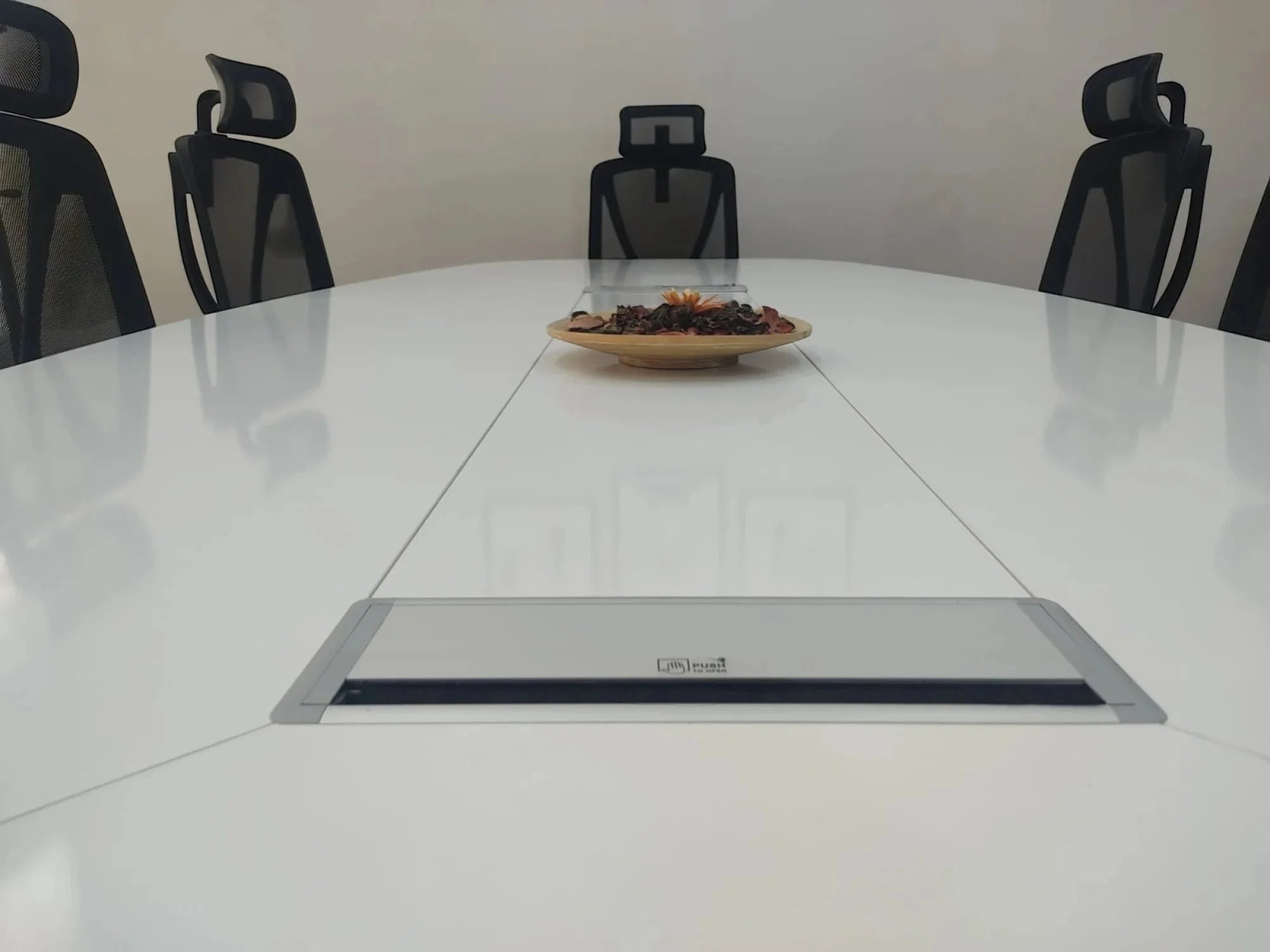 İstanbul Ofis Mobilya beyaz oval toplantı masası, entegre kablo kanallı modern ofis mobilyası tasarımı.