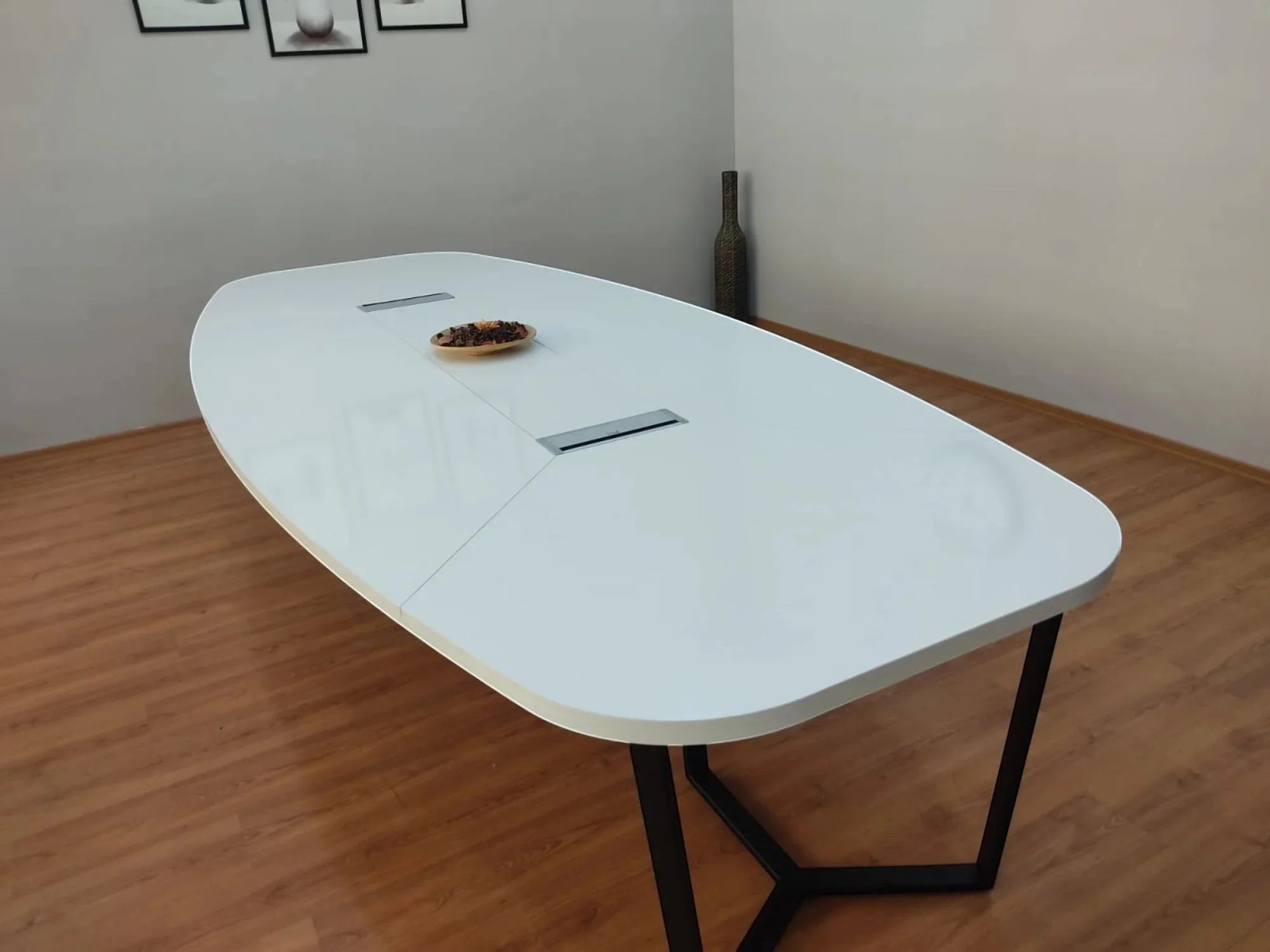 İstanbul Ofis Mobilya modern beyaz oval toplantı masası, siyah metal ayaklı ve kablo kanallı geniş ofis masası.