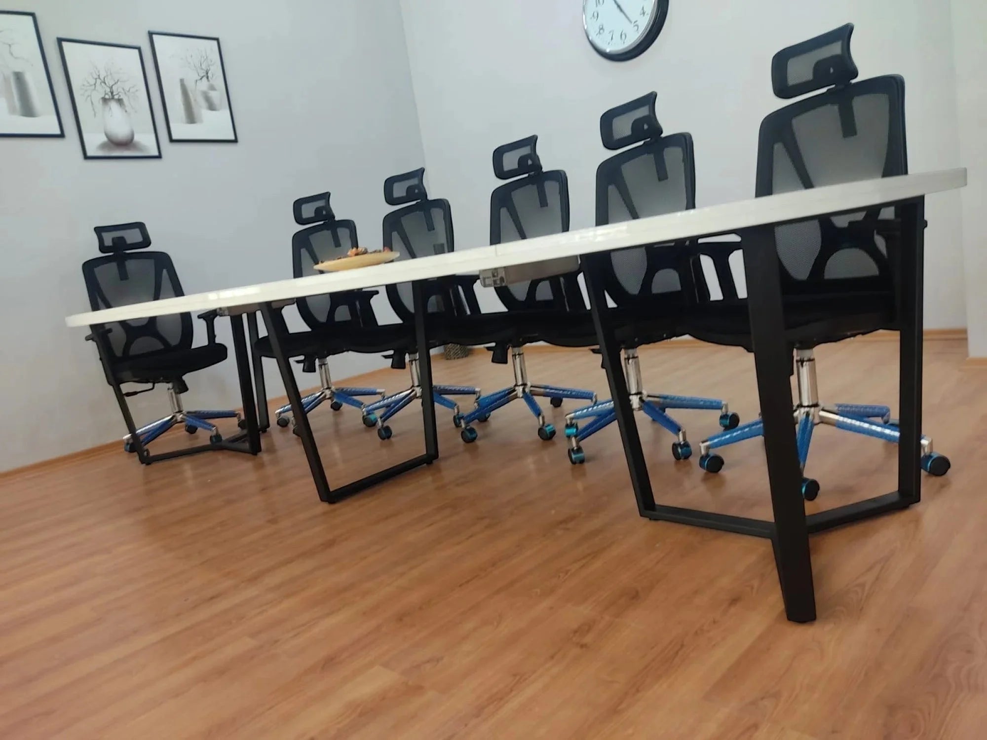 İstanbul Ofis Mobilya marka beyaz oval tablalı ve siyah metal ayaklı modern 355x150cm büyük ofis toplantı masası