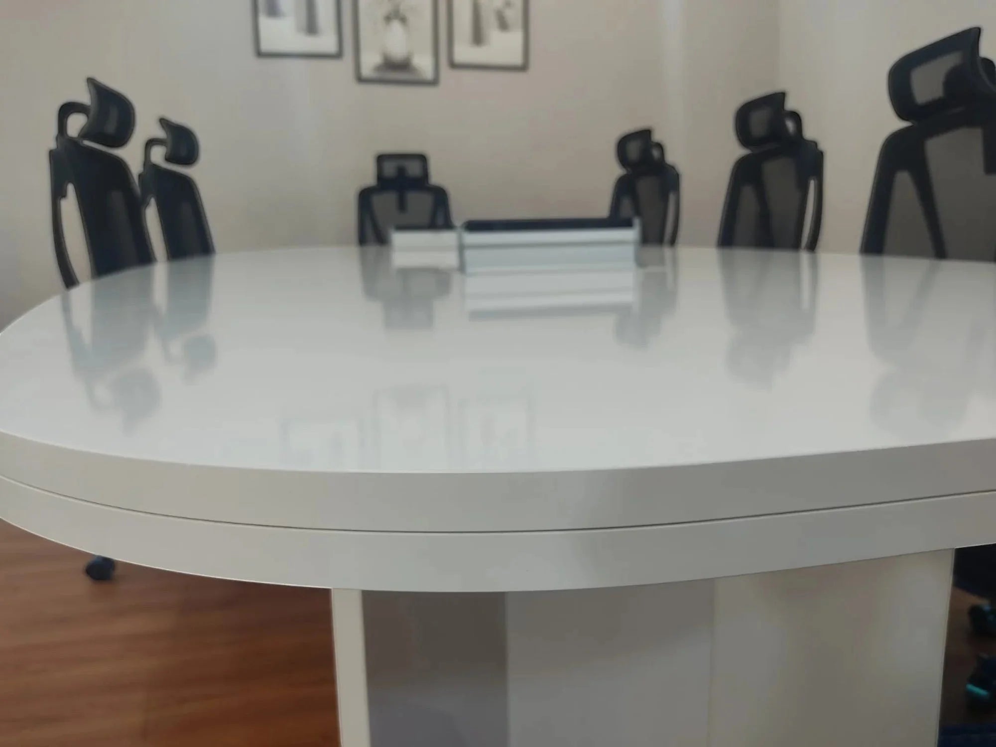İstanbul Ofis Mobilya modern beyaz oval toplantı masası, geniş yüzeyli ve şık ofis dekorasyonu tasarımı.