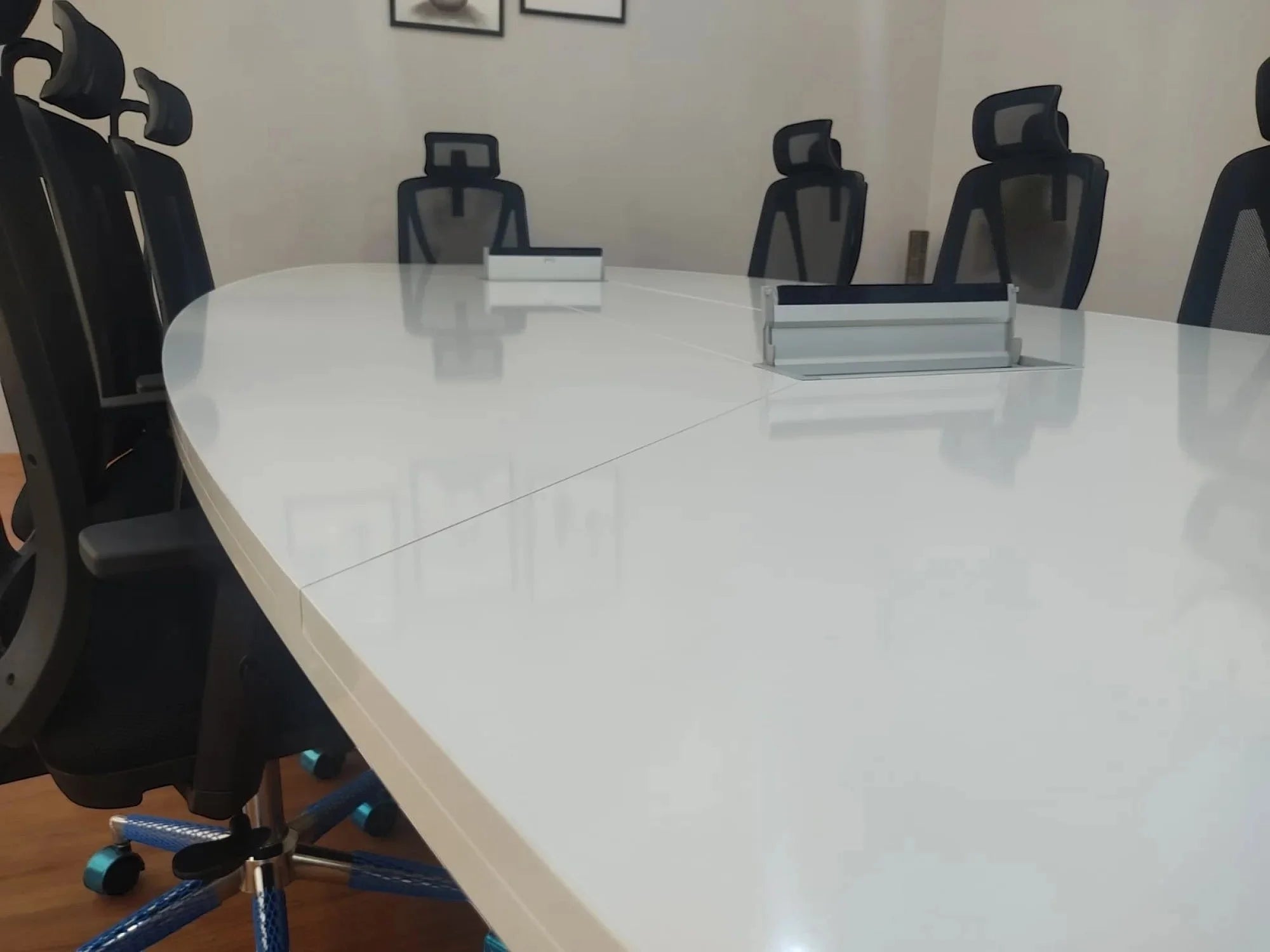 İstanbul Ofis Mobilya modern beyaz oval toplantı masası, kablo yönetim kanallı geniş ofis masası tasarımı.