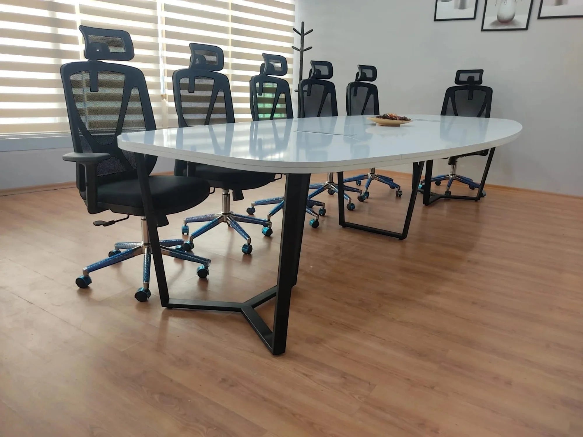 İstanbul Ofis Mobilya modern beyaz oval toplantı masası, siyah metal ayaklı ve ergonomik ofis sandalyeleri ile.