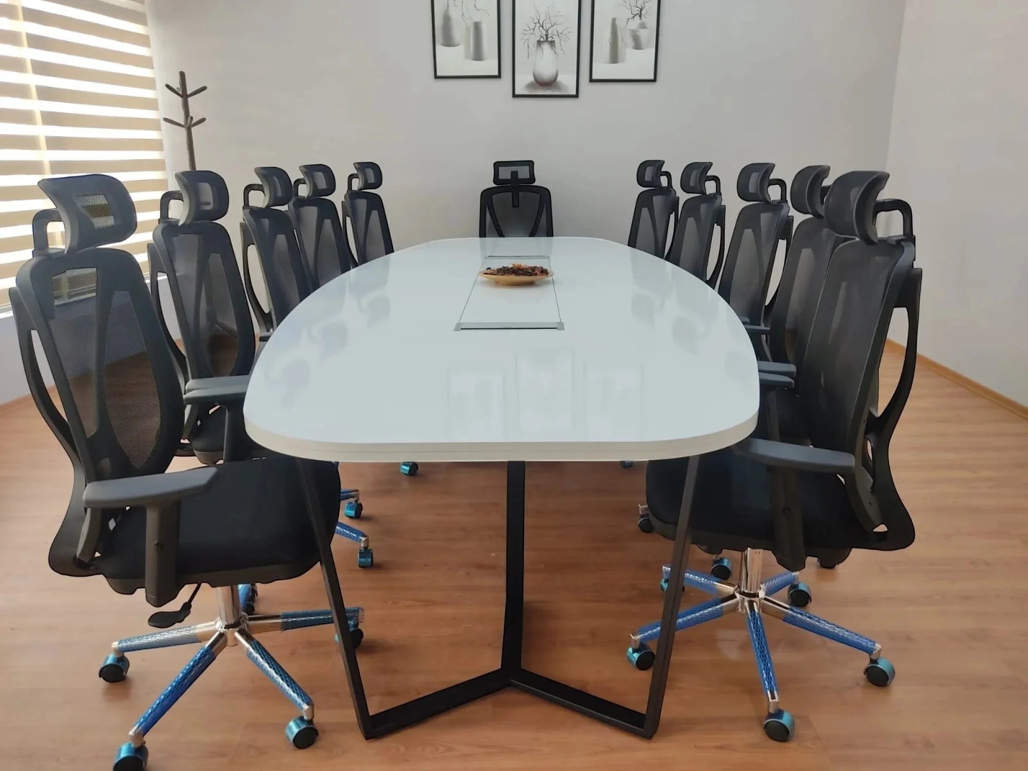 İstanbul Ofis Mobilya modern beyaz oval toplantı masası, siyah metal ayaklı ve kablo kanallı geniş ofis mobilyası.