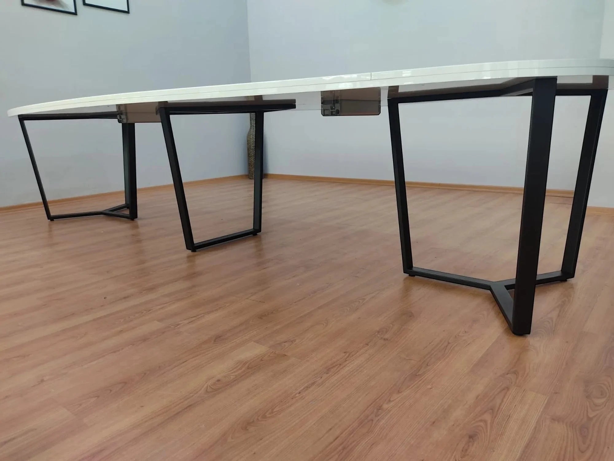 İstanbul Ofis Mobilya beyaz oval tabla ve siyah metal ayaklı modern ofis toplantı masası