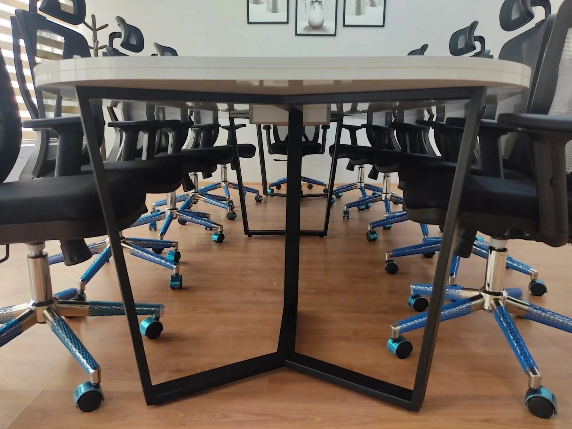 İstanbul Ofis Mobilya beyaz oval tablalı ve siyah metal ayaklı modern 355x150cm büyük ofis toplantı masası