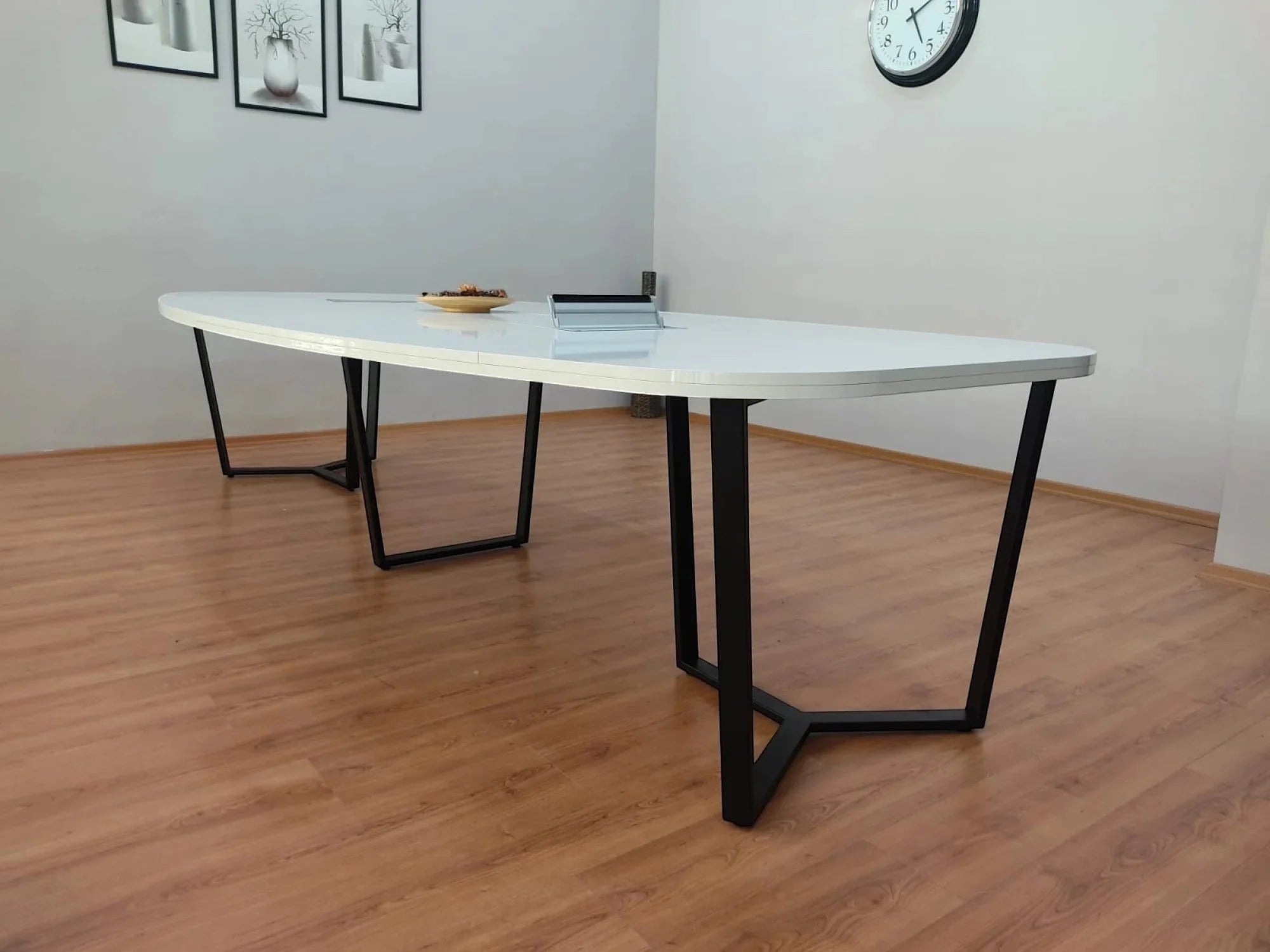 İstanbul Ofis Mobilya modern beyaz oval toplantı masası, siyah metal ayaklı ve kablo kanallı geniş ofis masası.