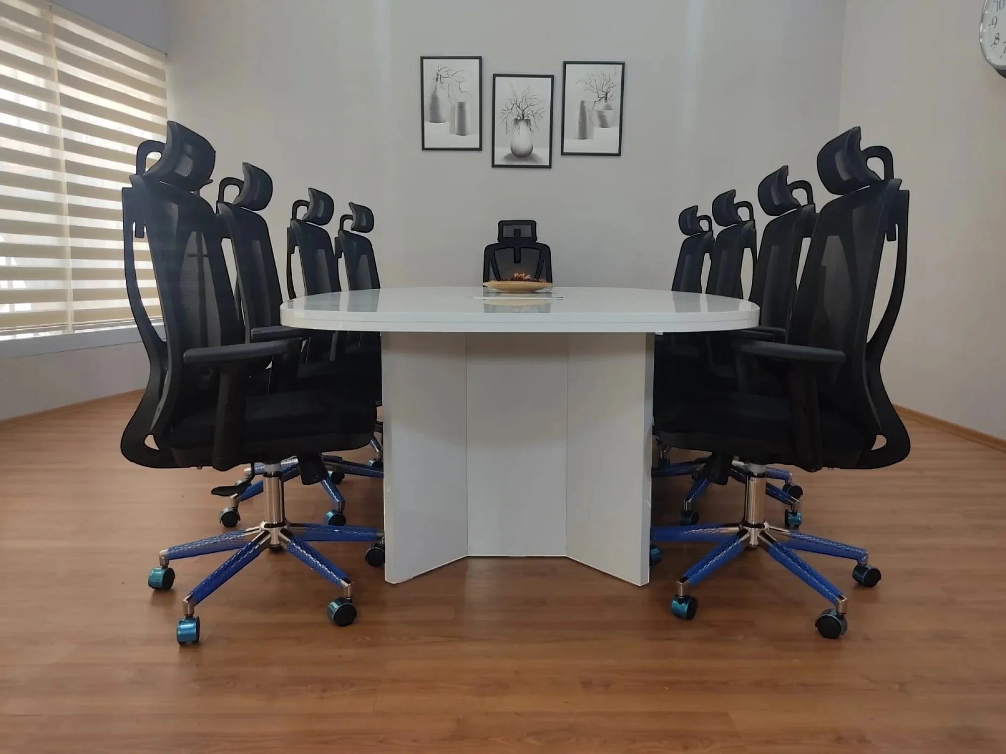 İstanbul Ofis Mobilya modern beyaz oval toplantı masası ve siyah fileli ofis sandalyeleri ile şık toplantı odası