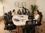 İstanbul Ofis Mobilya marka 355x150cm beyaz oval toplantı masası, modern ofis ortamında çalışan profesyonel ekip.