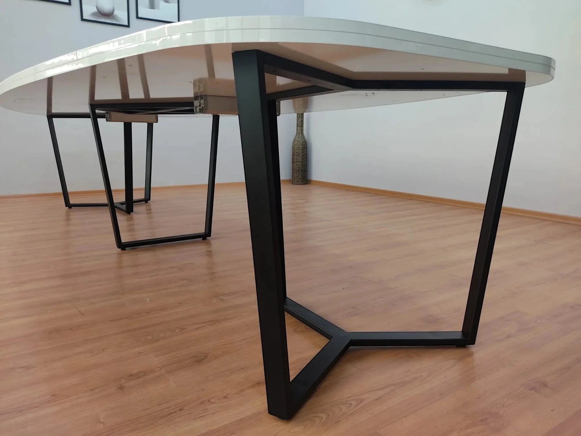 İstanbul Ofis Mobilya modern beyaz oval toplantı masası, siyah metal ayaklı, 355x150cm geniş ofis masası tasarımı.