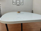 İstanbul Ofis Mobilya marka beyaz oval toplantı masası, siyah metal ayaklı ve kablo kanallı modern ofis mobilyası.