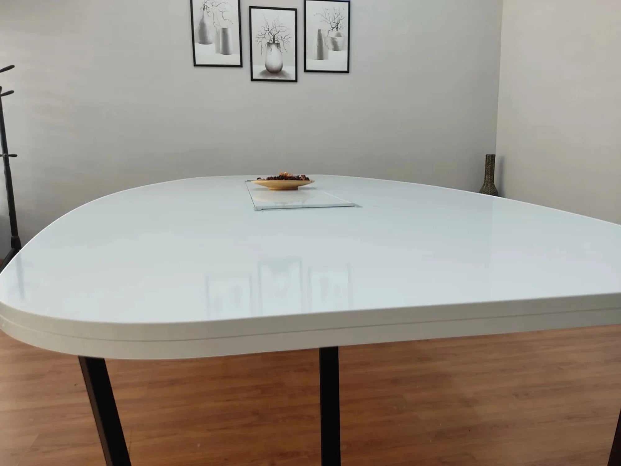 İstanbul Ofis Mobilya marka beyaz oval toplantı masası, siyah metal ayaklı ve kablo kanallı modern ofis mobilyası.