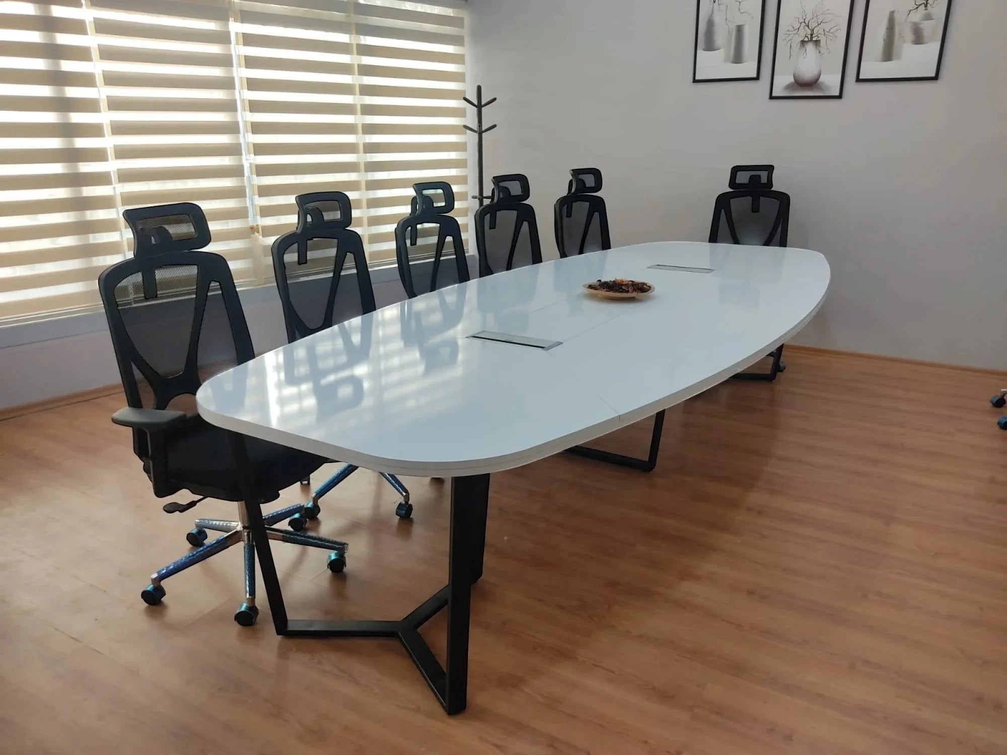 İstanbul Ofis Mobilya modern beyaz oval toplantı masası, siyah metal ayaklı ve kablo kanallı geniş ofis masası.
