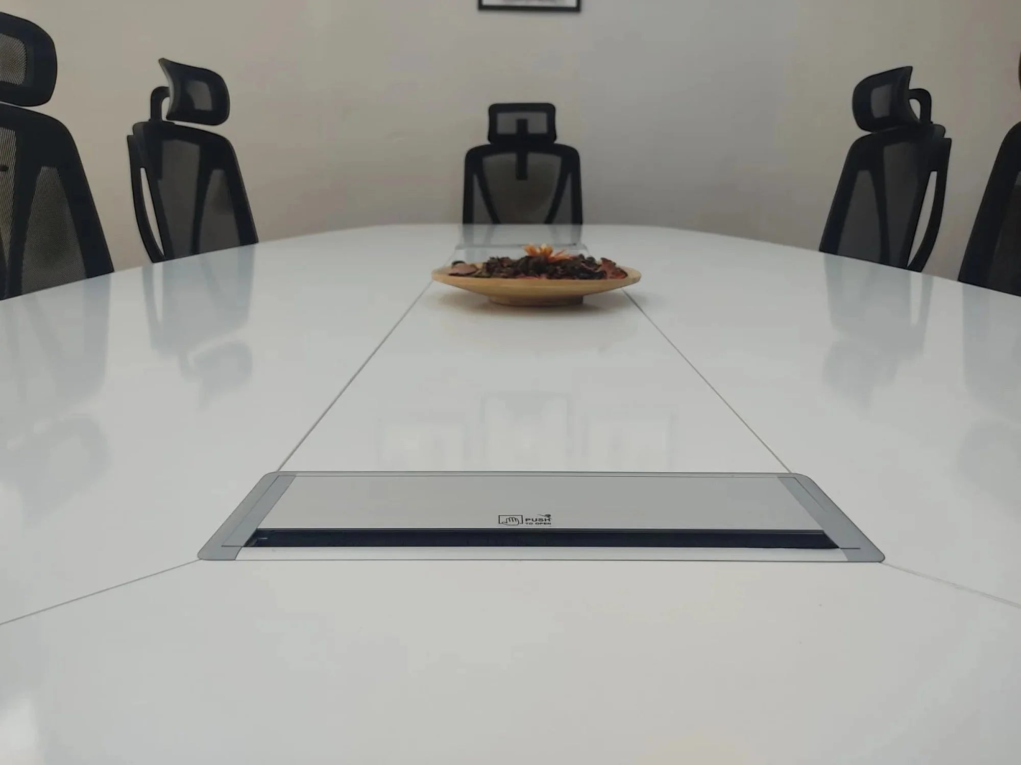 İstanbul Ofis Mobilya modern beyaz oval toplantı masası, entegre kablo yönetim kanallı ve şık ofis sandalyeleri.
