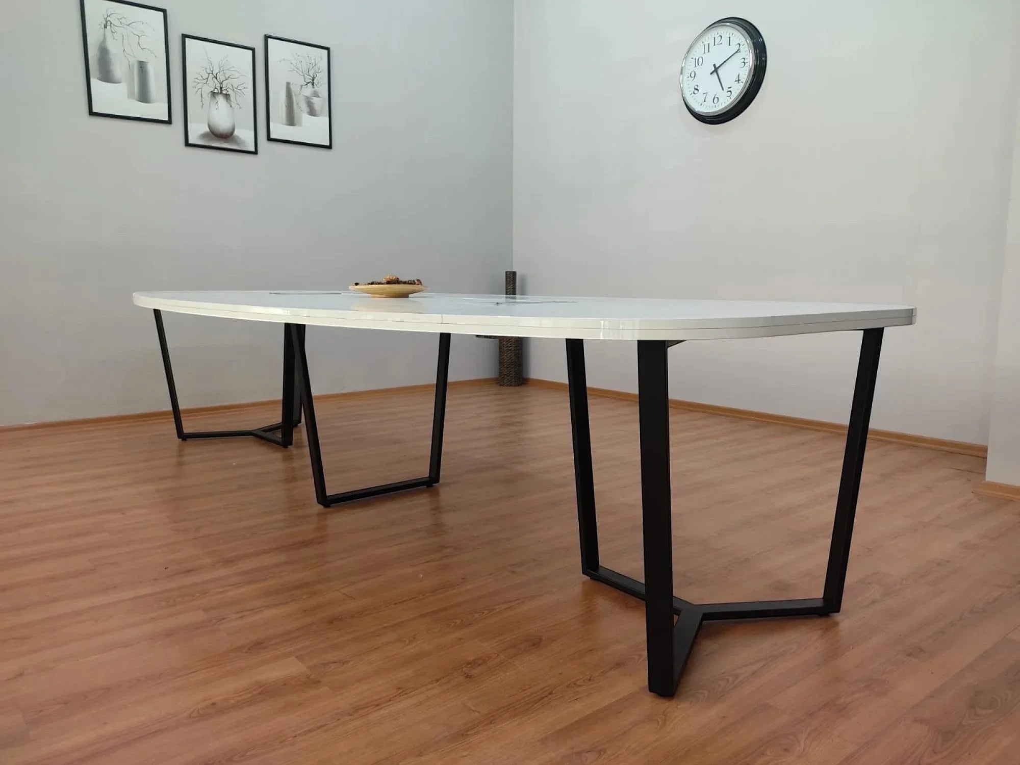 İstanbul Ofis Mobilya beyaz oval toplantı masası, siyah metal ayaklı, 355x150cm geniş ofis masası tasarımı.
