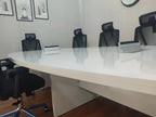 İstanbul Ofis Mobilya modern beyaz oval toplantı masası, kablo kanallı geniş çalışma yüzeyi ve siyah ofis sandalyeleri