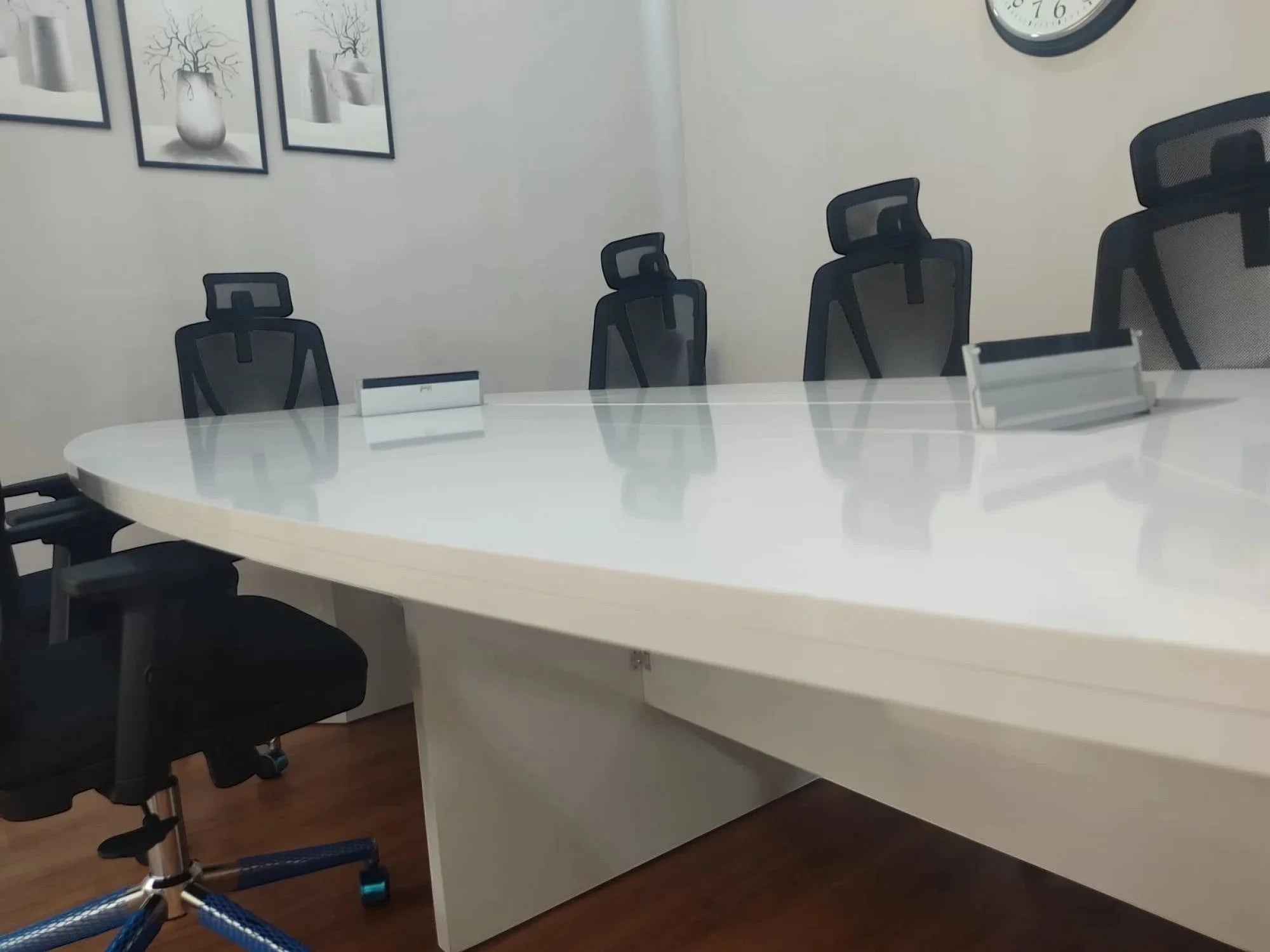 İstanbul Ofis Mobilya modern beyaz oval toplantı masası, kablo kanallı geniş çalışma yüzeyi ve siyah ofis sandalyeleri