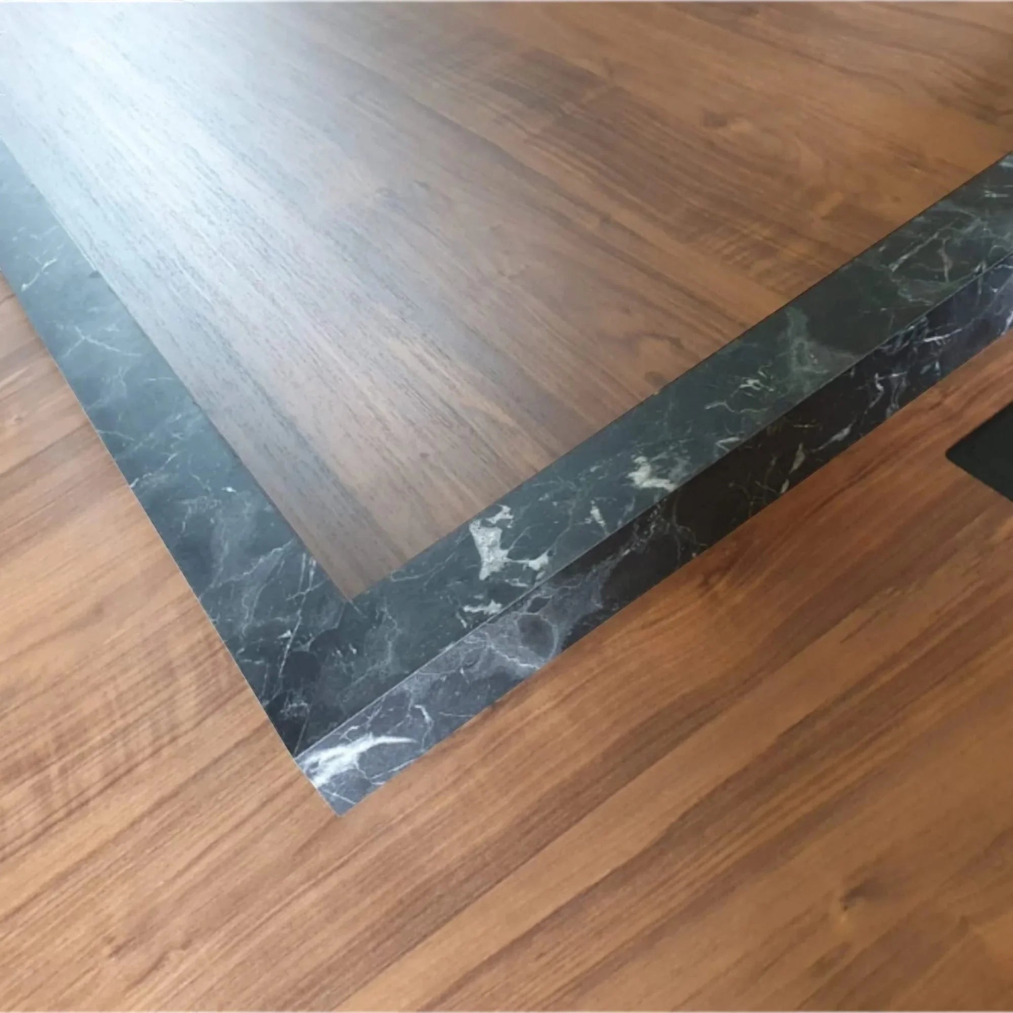 İstanbul Ofis Mobilya modern ahşap ve siyah mermer detaylı lüks toplantı masası yüzeyi