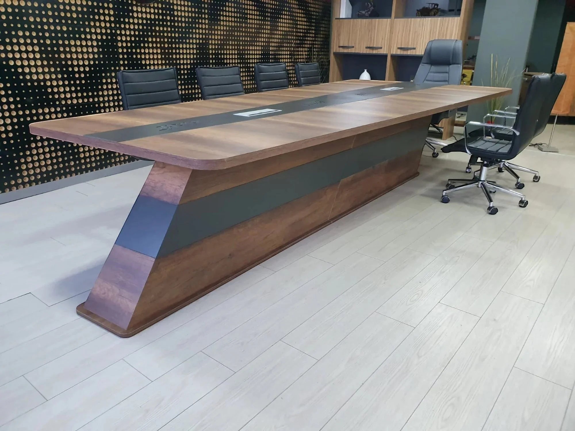 İstanbul Ofis Mobilya modern ceviz ve gri detaylı, kablo kanallı 350cm büyük ofis toplantı masası