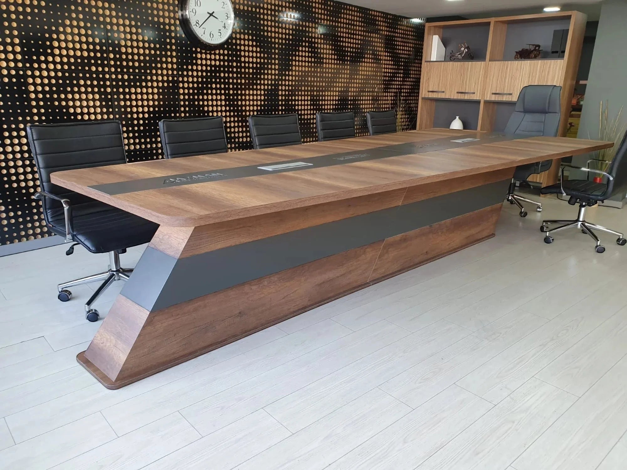 İstanbul Ofis Mobilya modern ceviz ve gri detaylı, kablo kanallı büyük ofis toplantı masası.