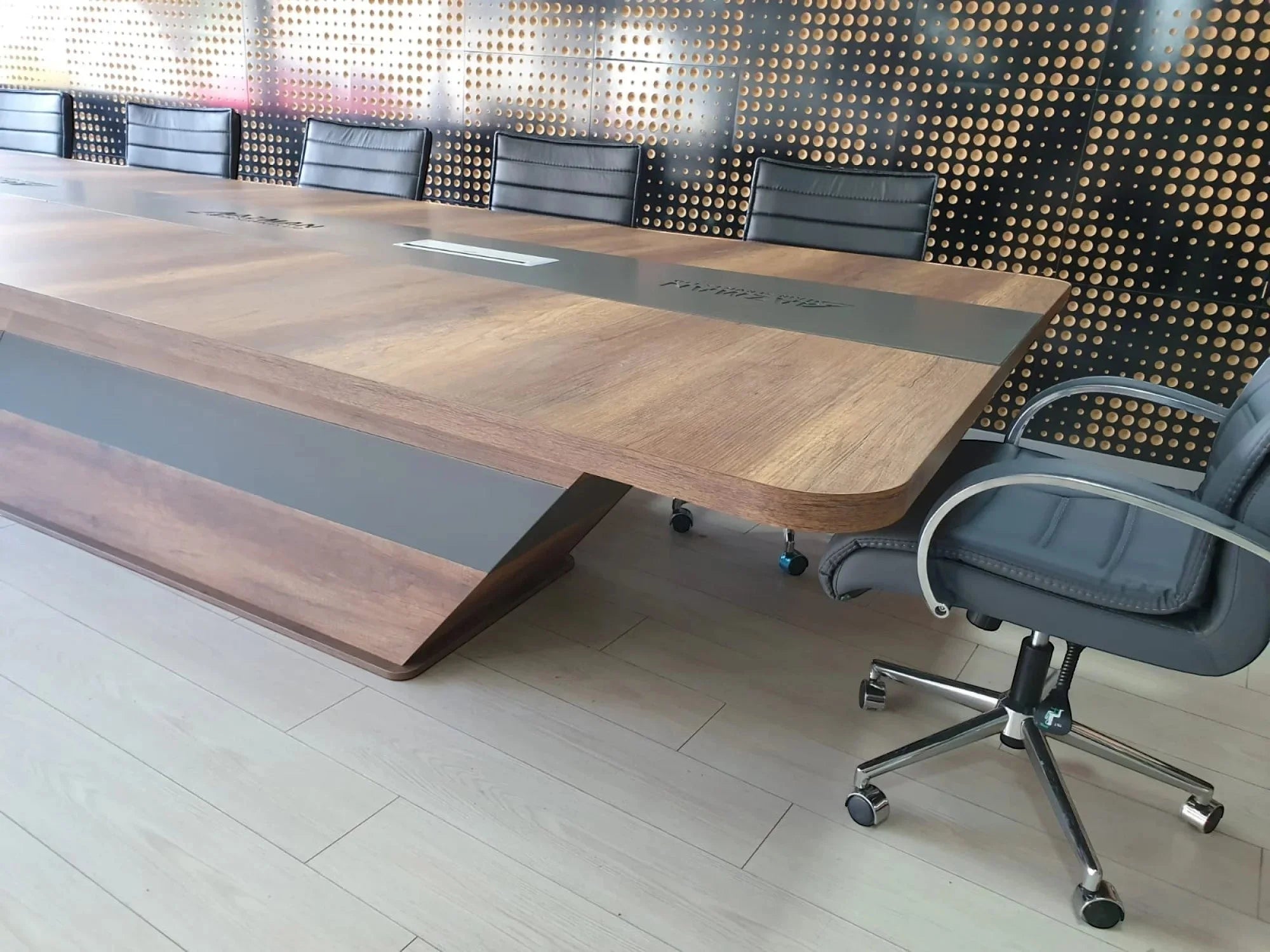 İstanbul Ofis Mobilya tasarımı ceviz ve gri detaylı, kablo kanallı, modern ve geniş ofis toplantı masası.