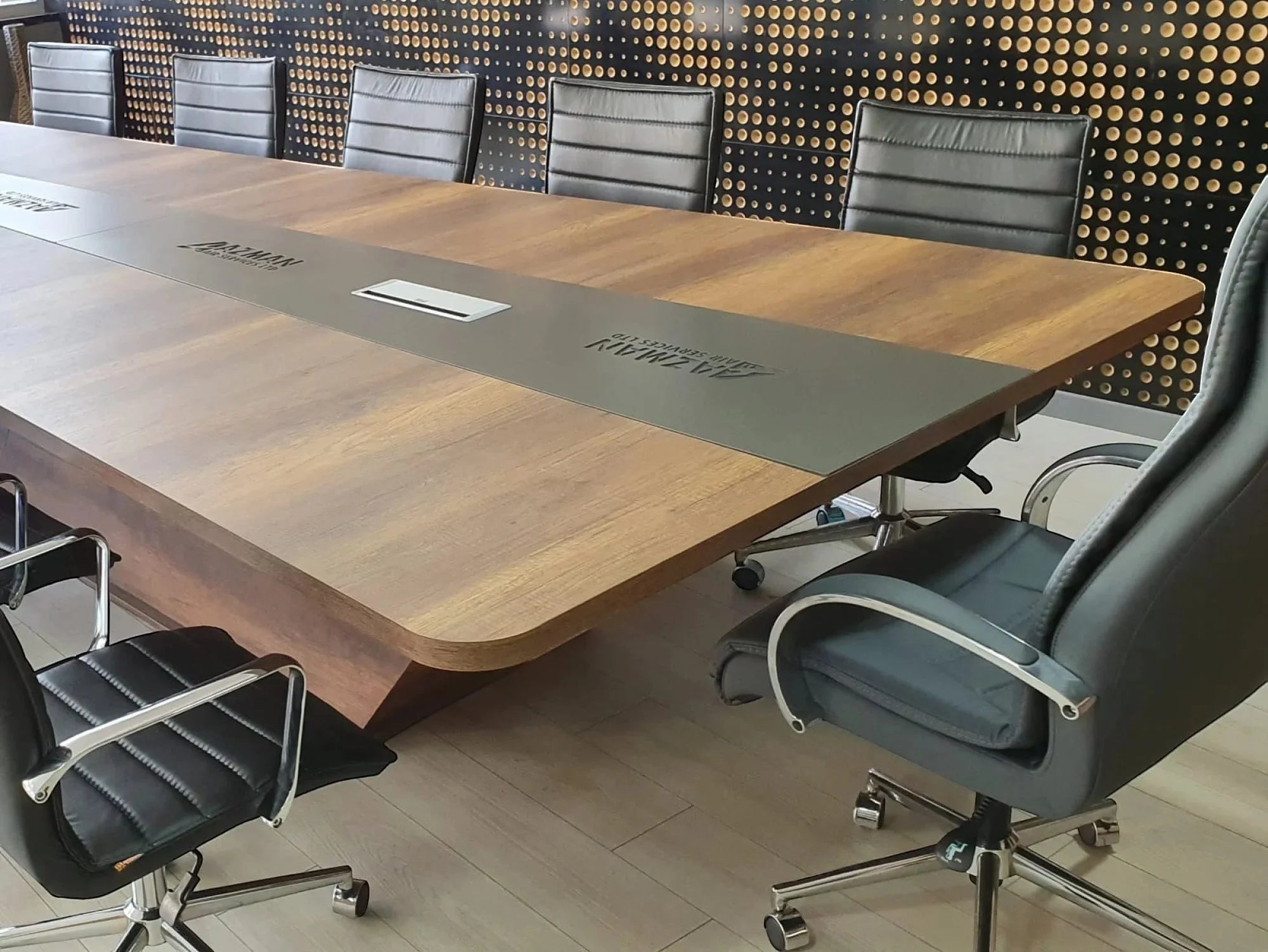 İstanbul Ofis Mobilya tasarımı ceviz ve gri detaylı, kablo kanallı, 350cm modern büyük ofis toplantı masası.