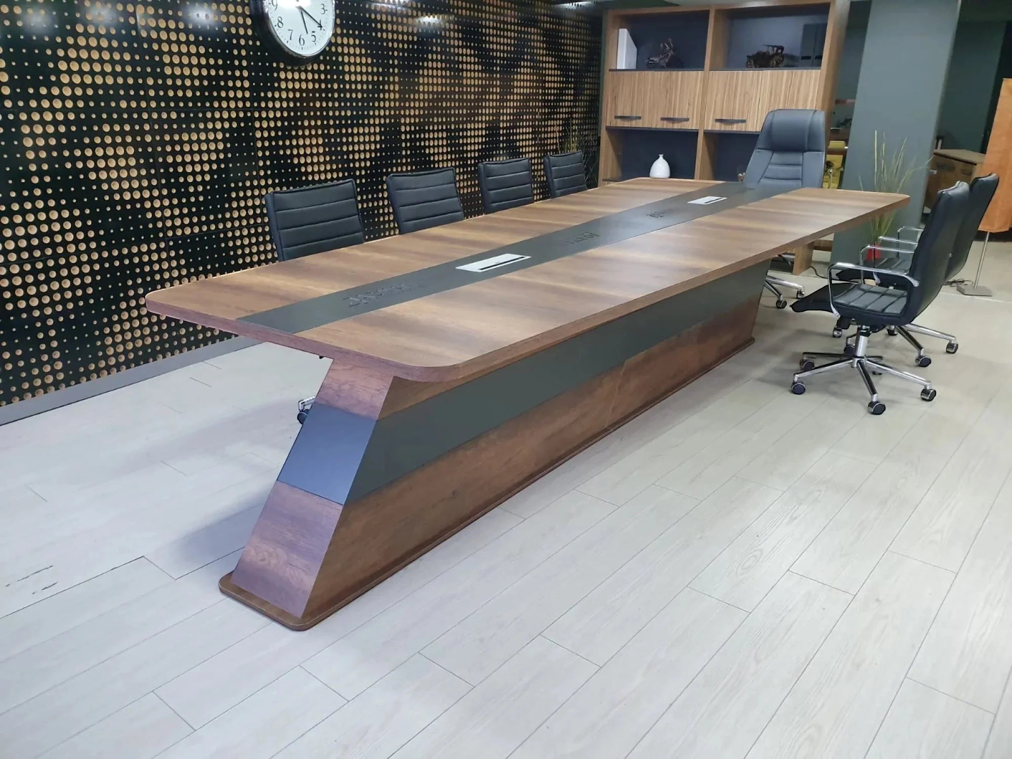 İstanbul Ofis Mobilya tasarımı, ceviz ve gri detaylı, kablo kanallı, 350cm modern büyük ofis toplantı masası.