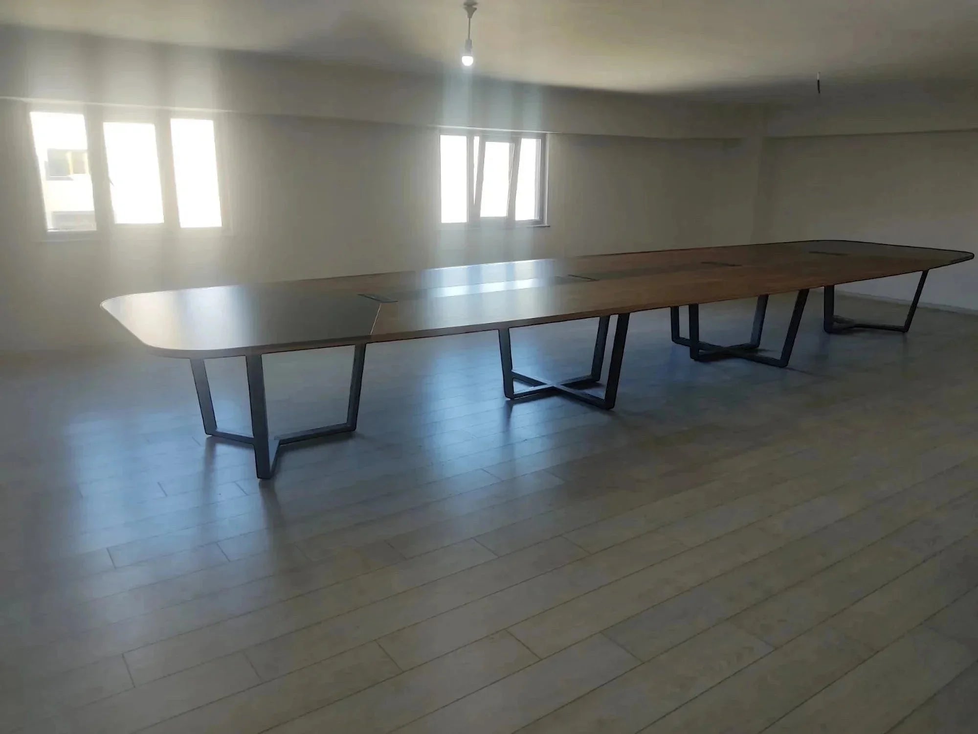 İstanbul Ofis Mobilya modern ahşap ve gri detaylı, metal ayaklı 715x200cm büyük oval ofis toplantı masası.