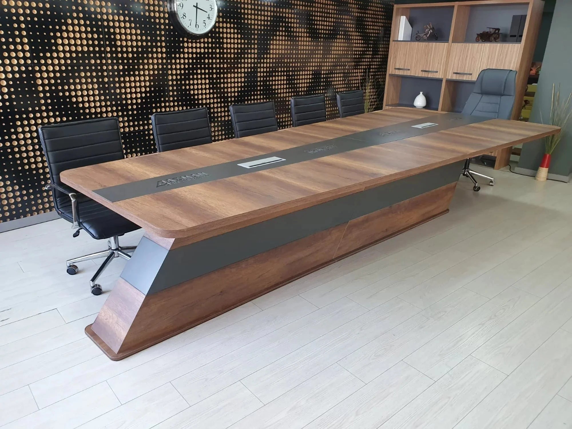 İstanbul Ofis Mobilya tasarımı, ceviz ve gri detaylı, kablo kanallı modern büyük ofis toplantı masası.