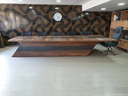İstanbul Ofis Mobilya tasarımı, ceviz ve gri detaylı, kablo kanallı modern büyük ofis toplantı masası.