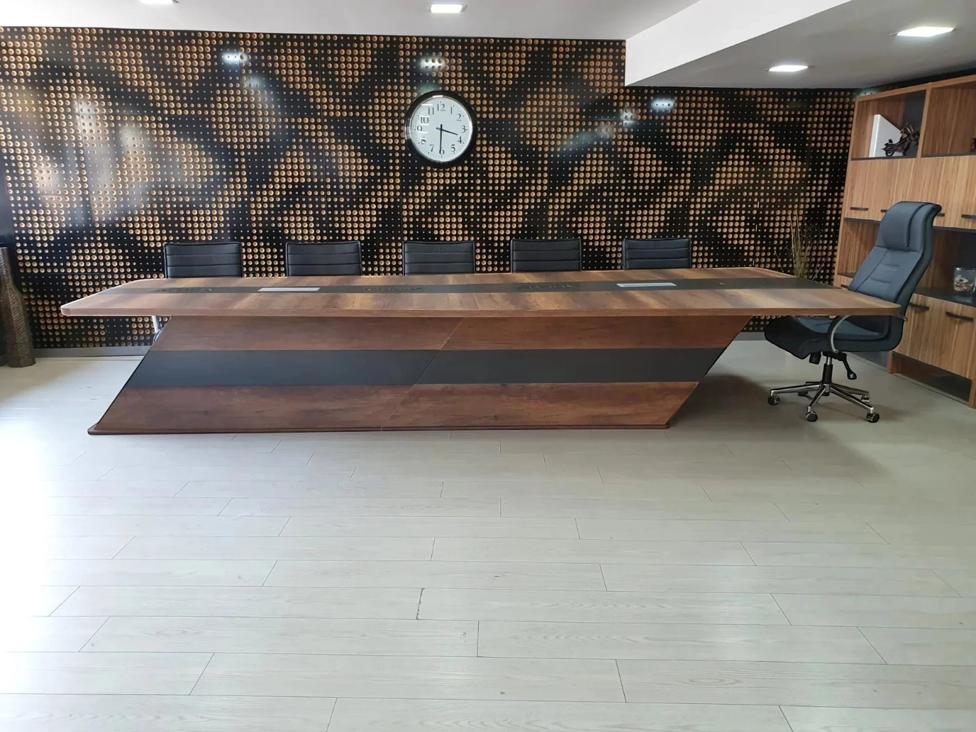İstanbul Ofis Mobilya tasarımı, ceviz ve gri detaylı, kablo kanallı modern büyük ofis toplantı masası.