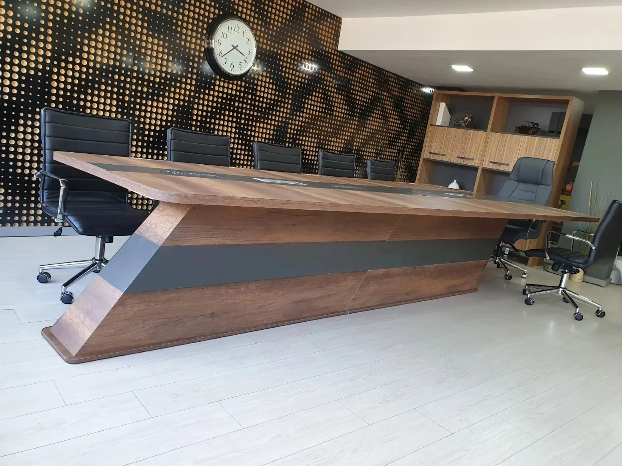 İstanbul Ofis Mobilya tasarımı ceviz ve gri detaylı, kablo kanallı modern büyük ofis toplantı masası.