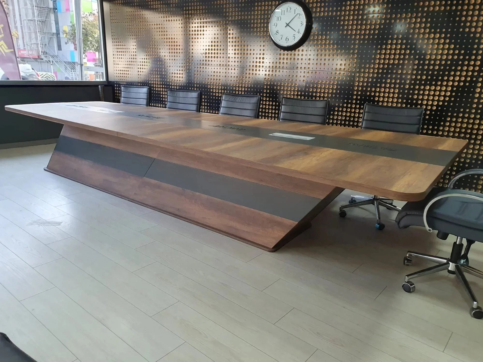 İstanbul Ofis Mobilya modern ceviz ve gri detaylı, kablo kanallı büyük ofis toplantı masası