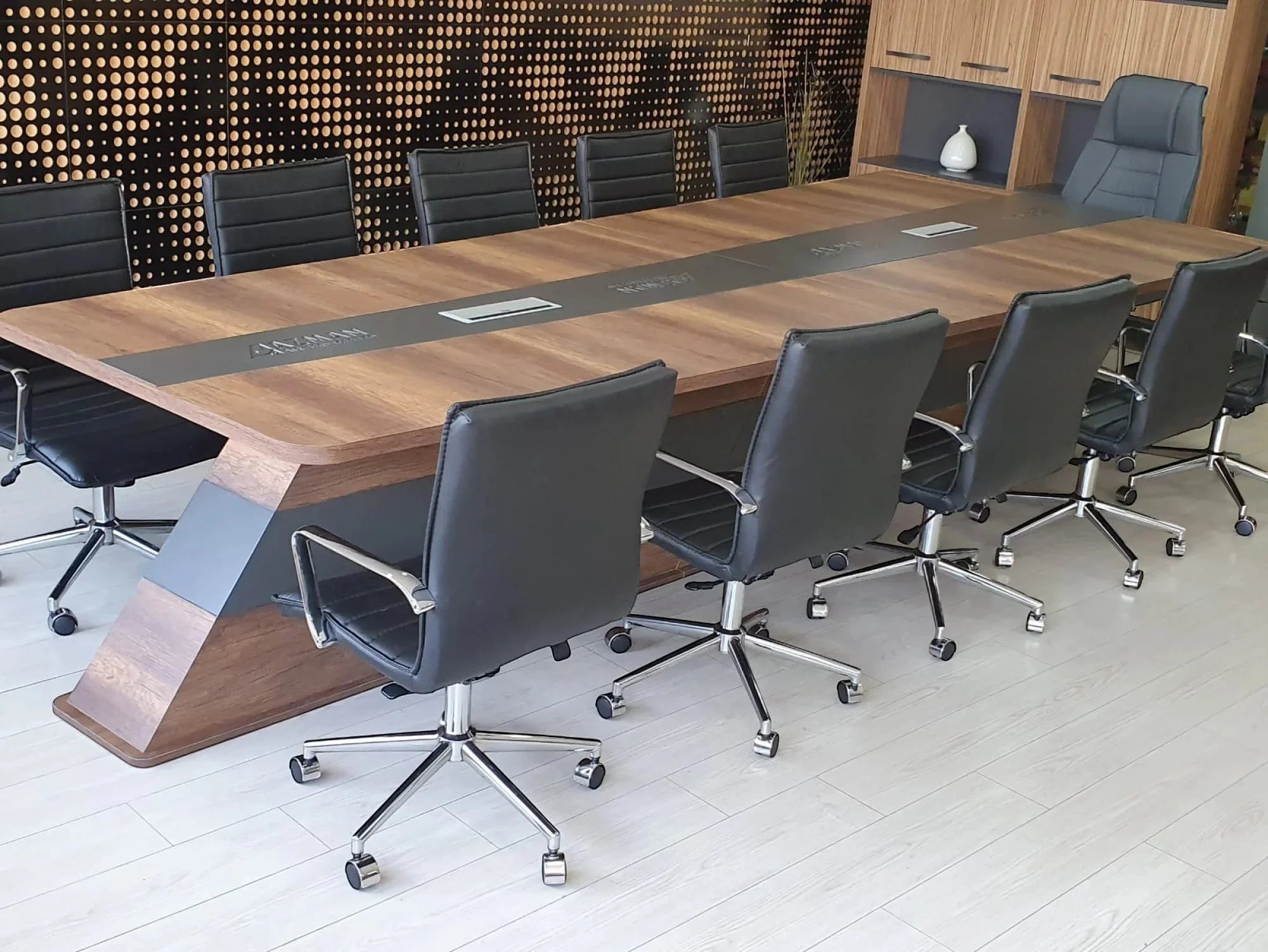 İstanbul Ofis Mobilya tasarımı ceviz ve gri detaylı, kablo kanallı modern büyük ofis toplantı masası ve siyah sandalyeler