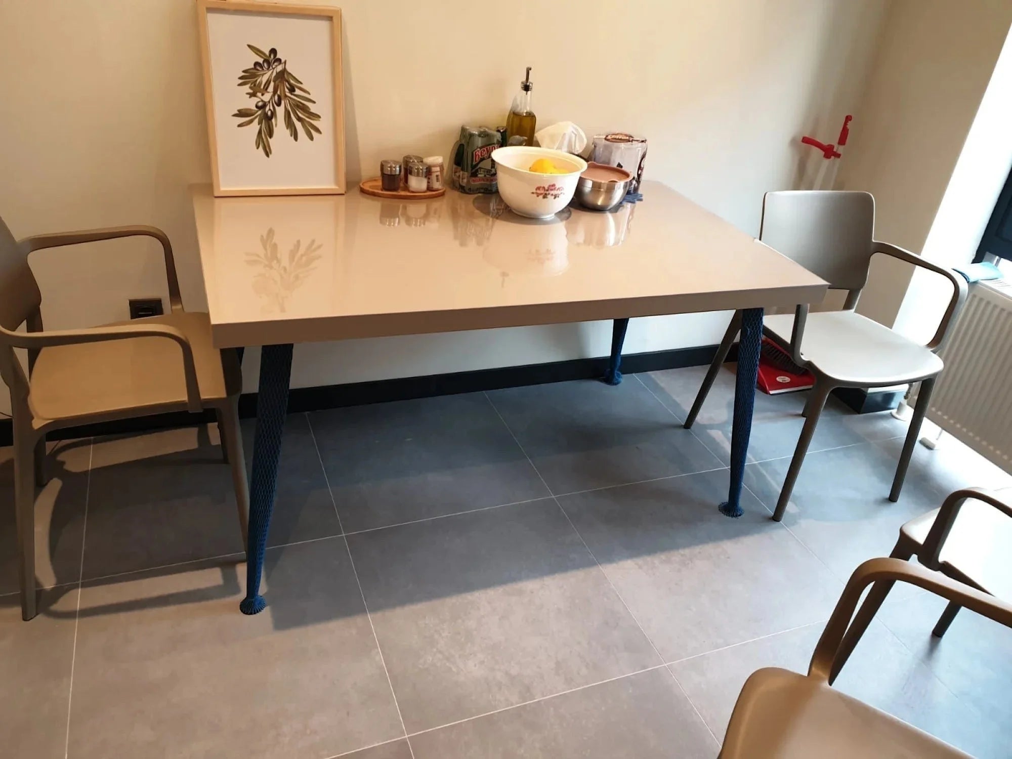 İstanbul Ofis Mobilya modern dikdörtgen masa, bej tabla ve dokulu koyu mavi ayak tasarımıyla mutfak veya ofis için.