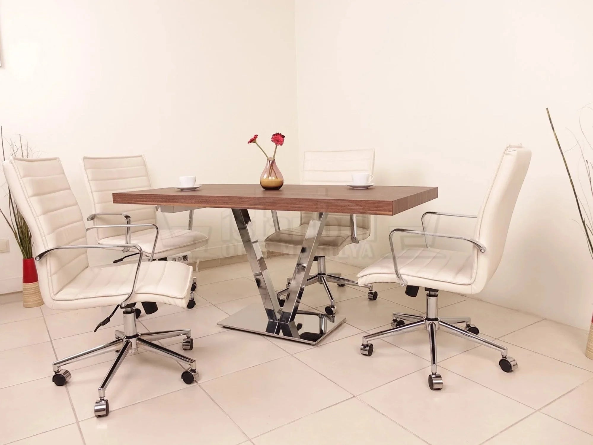 İstanbul Ofis Mobilya ahşap tablalı ve V formunda metal ayaklı modern ofis toplantı masası ve beyaz deri sandalyeler