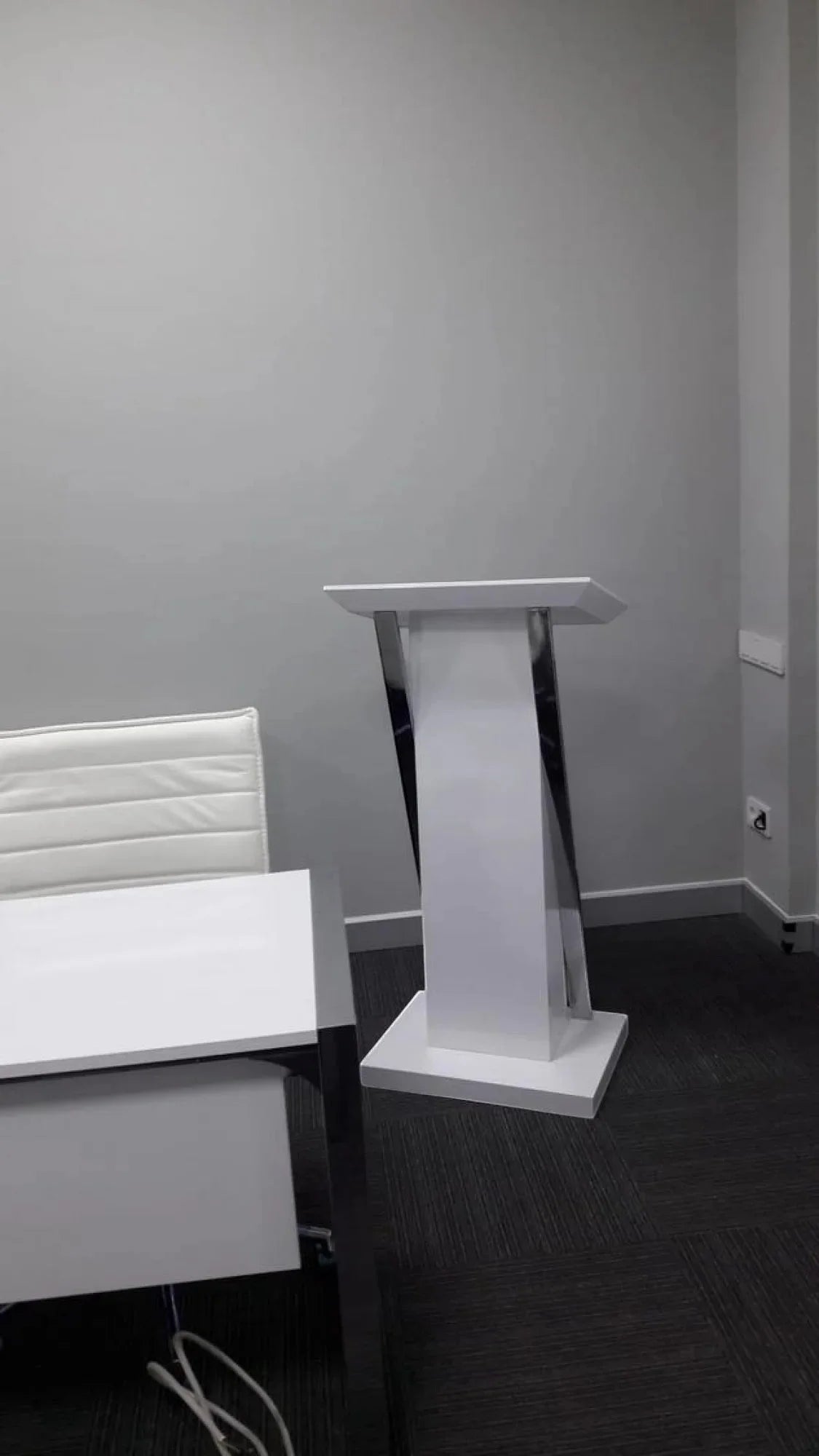 İstanbul Ofis Mobilya modern beyaz konuşma kürsüsü, metalik detaylı minimalist tasarım, konferans ve sunum standı.