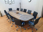 İstanbul Ofis Mobilya modern ahşap ve gri detaylı, 355x150cm büyük oval toplantı masası ve siyah ofis sandalyeleri.