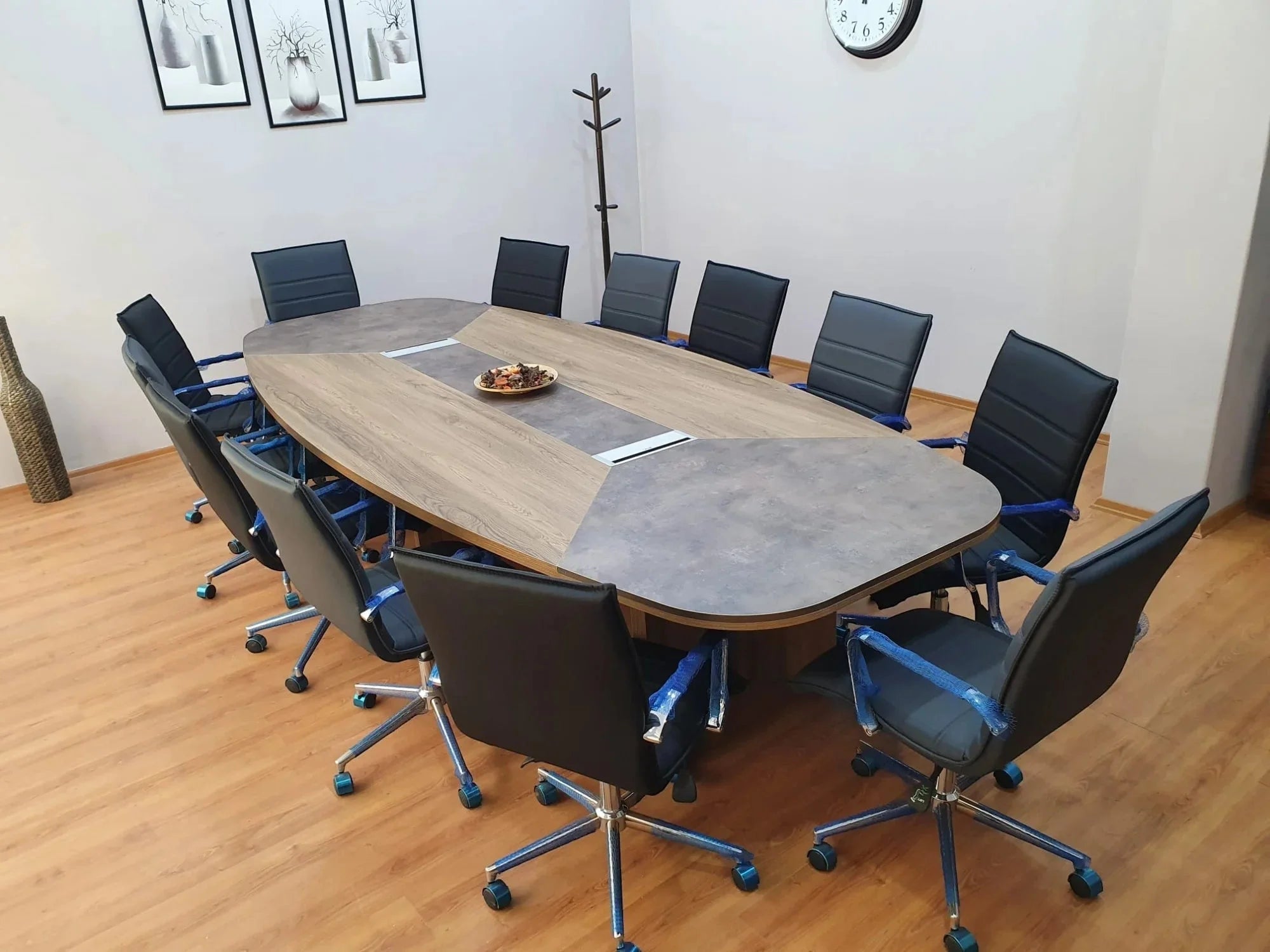 İstanbul Ofis Mobilya modern ahşap ve gri detaylı, 355x150cm büyük oval toplantı masası ve siyah ofis sandalyeleri.