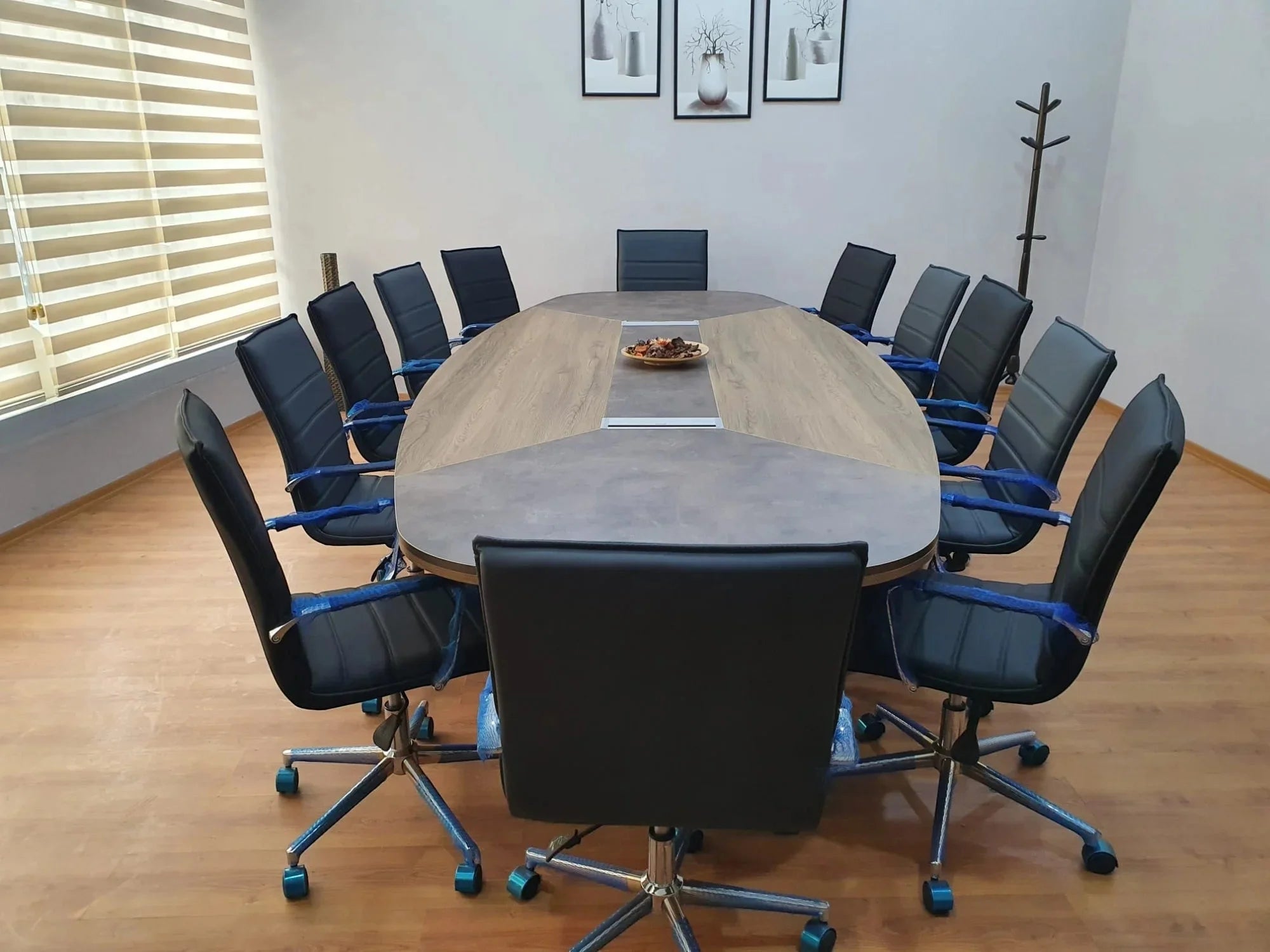 İstanbul Ofis Mobilya modern ahşap ve gri detaylı, 355x150cm oval toplantı masası ve siyah ofis sandalyeleri.