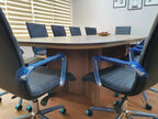 İstanbul Ofis Mobilya modern oval toplantı masası, ahşap dokulu geniş yüzey ve gri ofis sandalyeleri ile ofis odası.