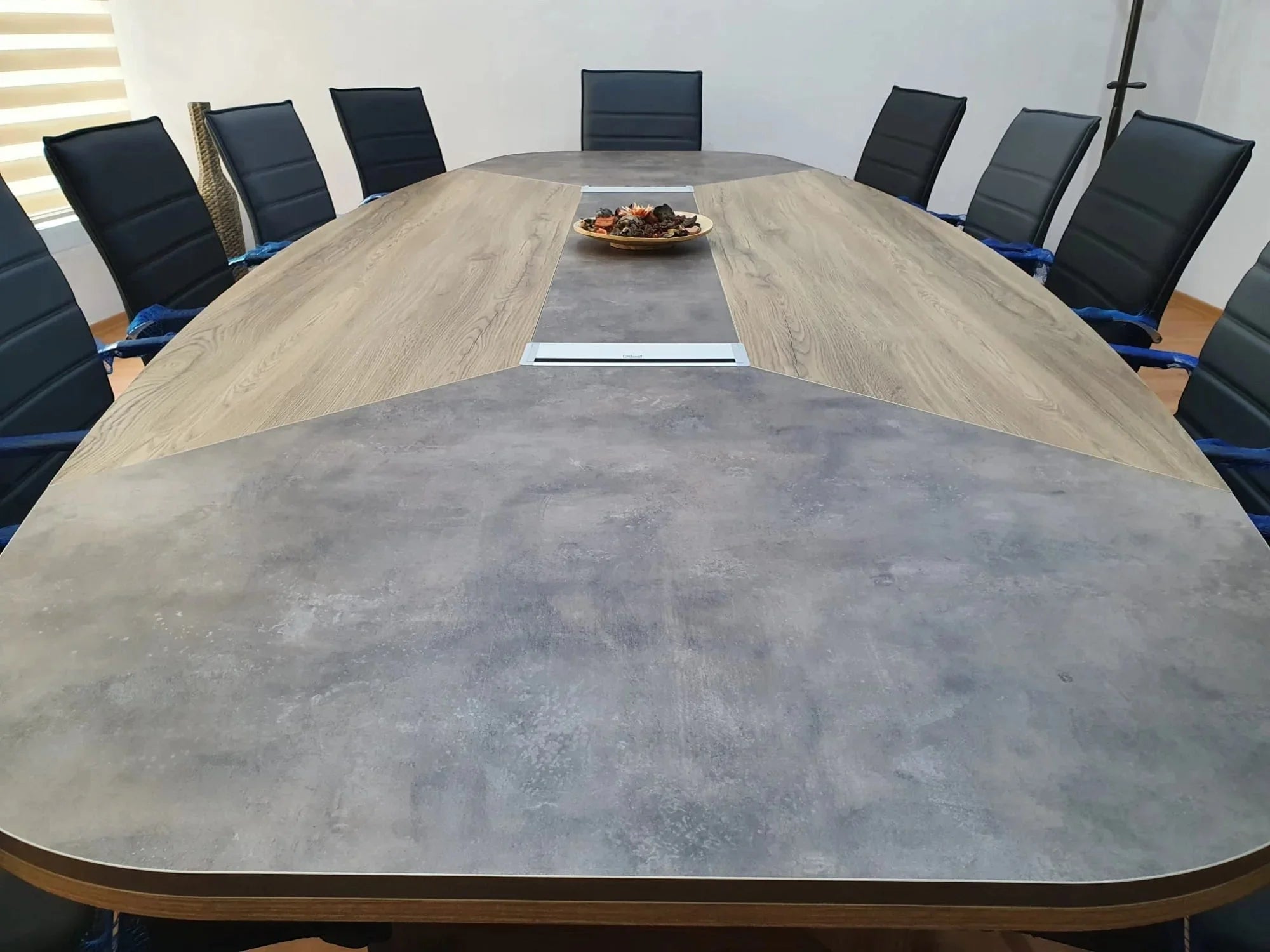 İstanbul Ofis Mobilya modern ahşap ve gri detaylı oval toplantı masası, ofis toplantı odası dekorasyonu