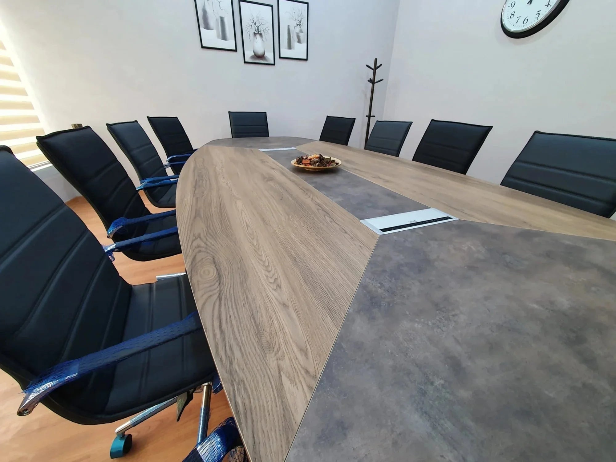 İstanbul Ofis Mobilya modern ahşap ve gri detaylı 355x150cm oval ofis toplantı masası ve siyah deri sandalyeler.